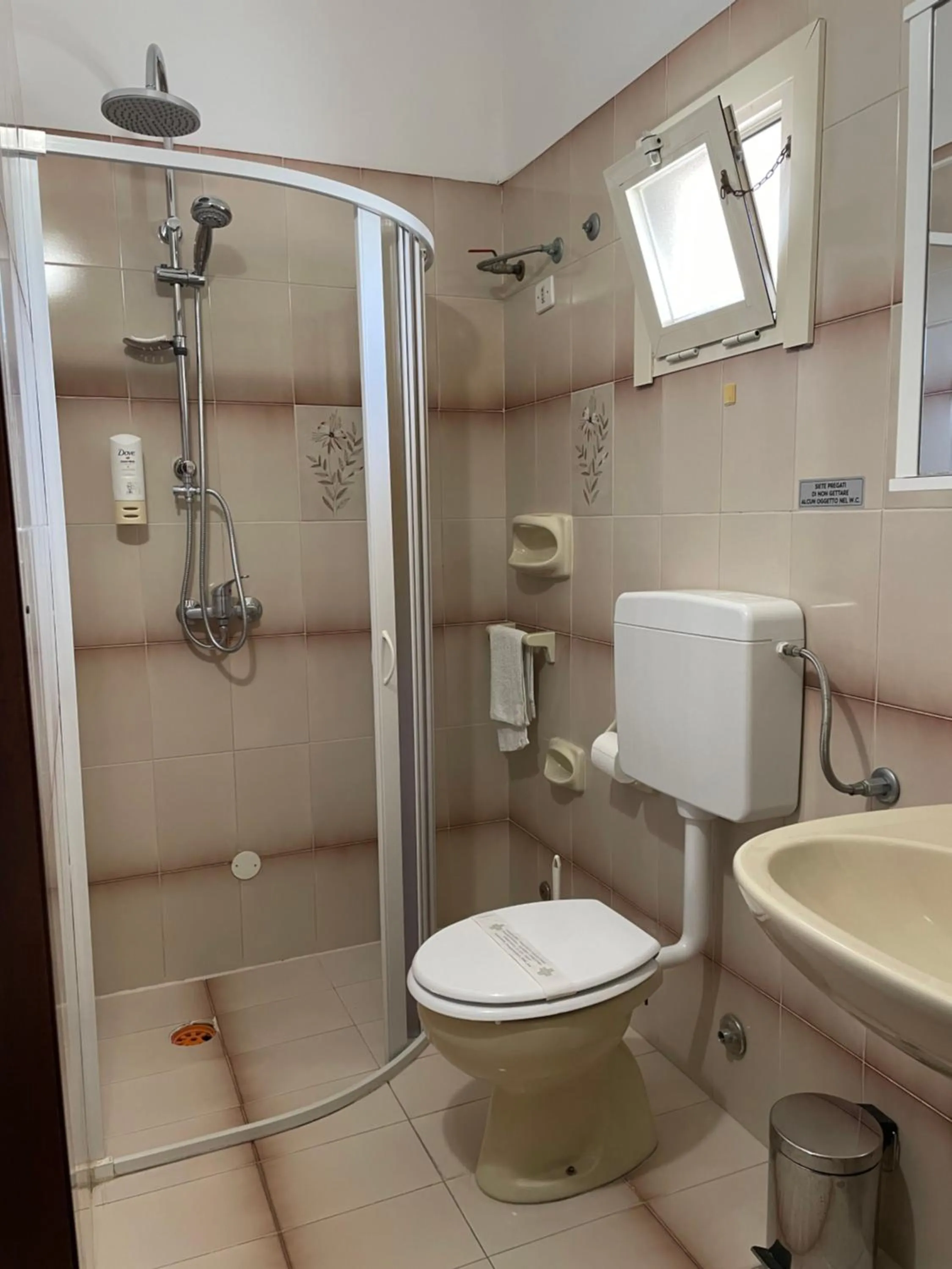 Shower in Albergo Europa