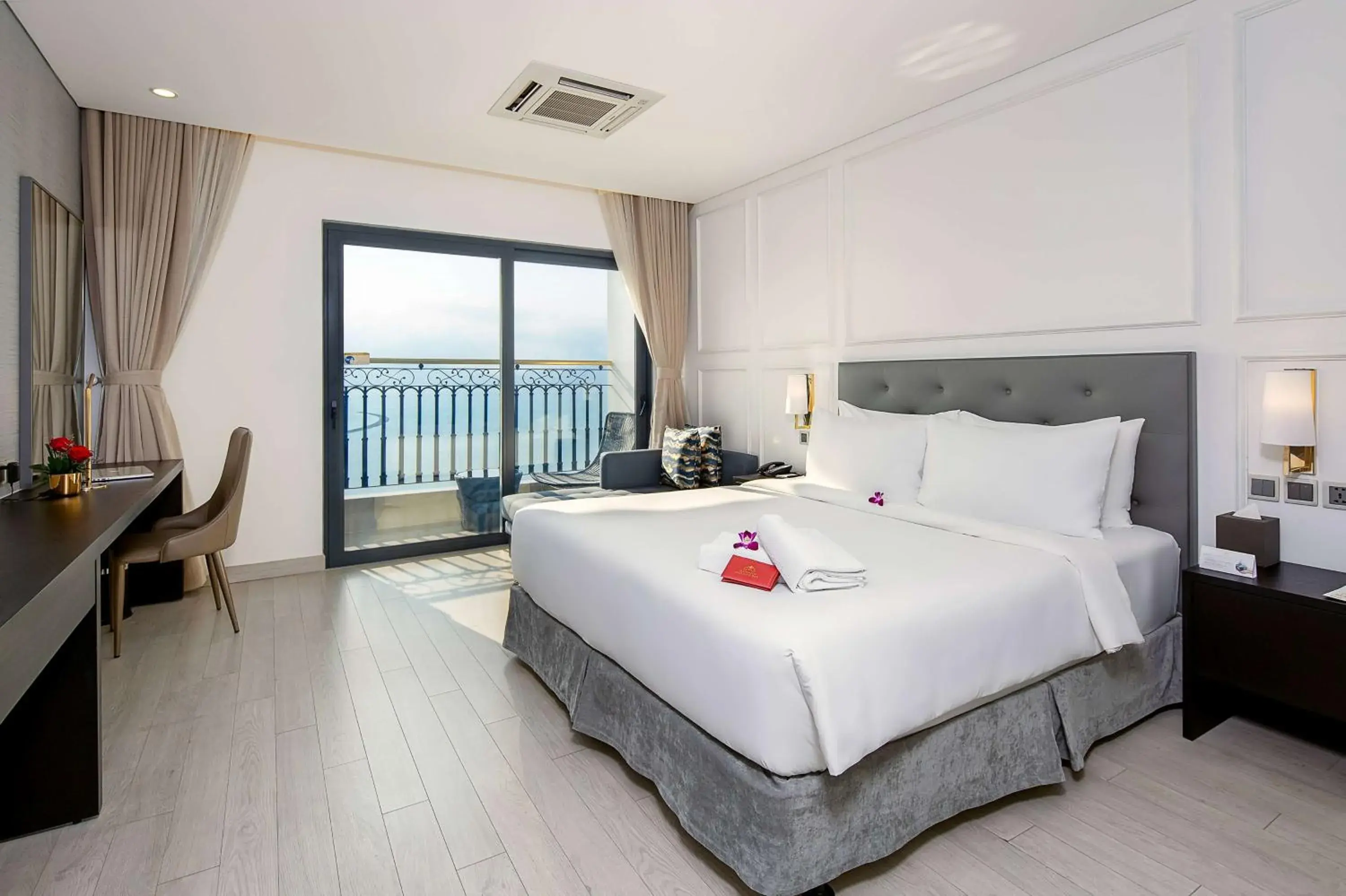 Photo of the whole room, Bed in Wyndham Danang Golden Bay - Free Shuttle Bus to Beach Photo of the whole room, Bed in Wyndham Danang Golden Bay - Free Shuttle Bus to Beach