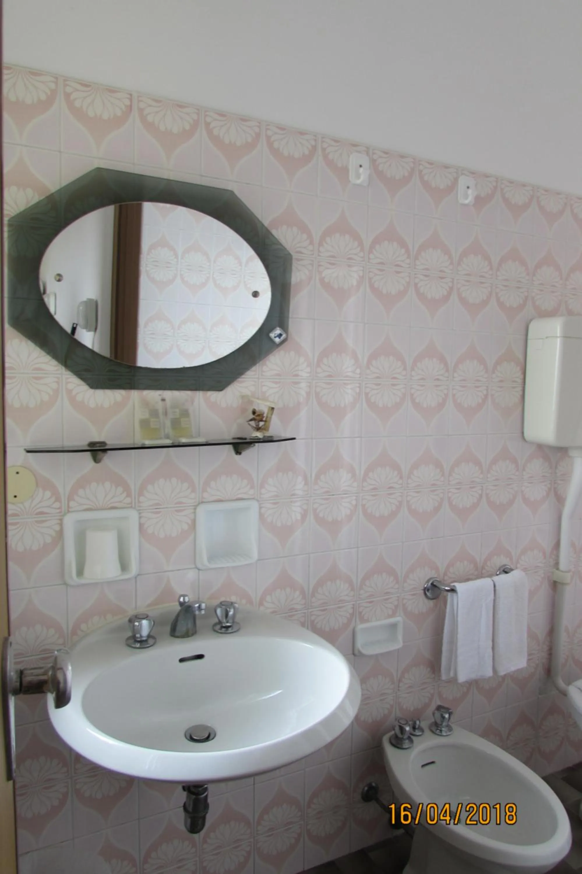 Toilet in Hotel Toschi