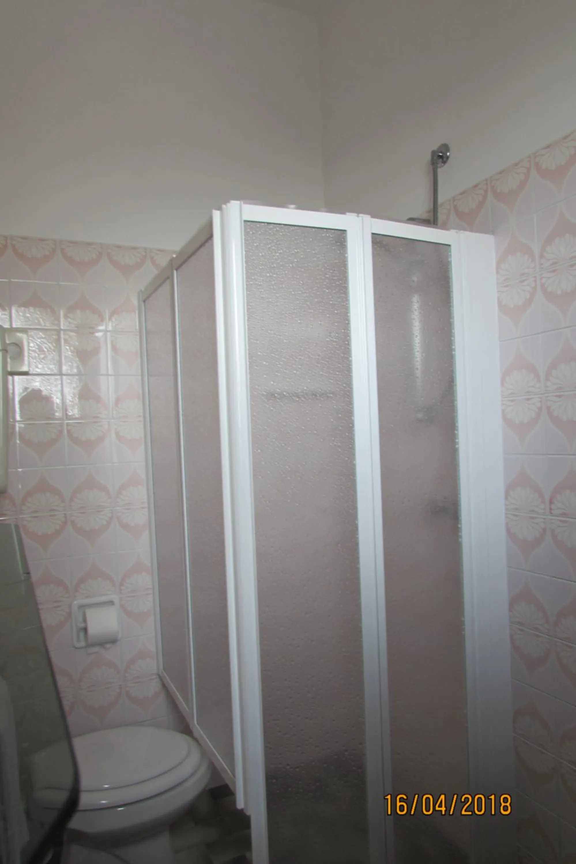 Shower in Hotel Toschi