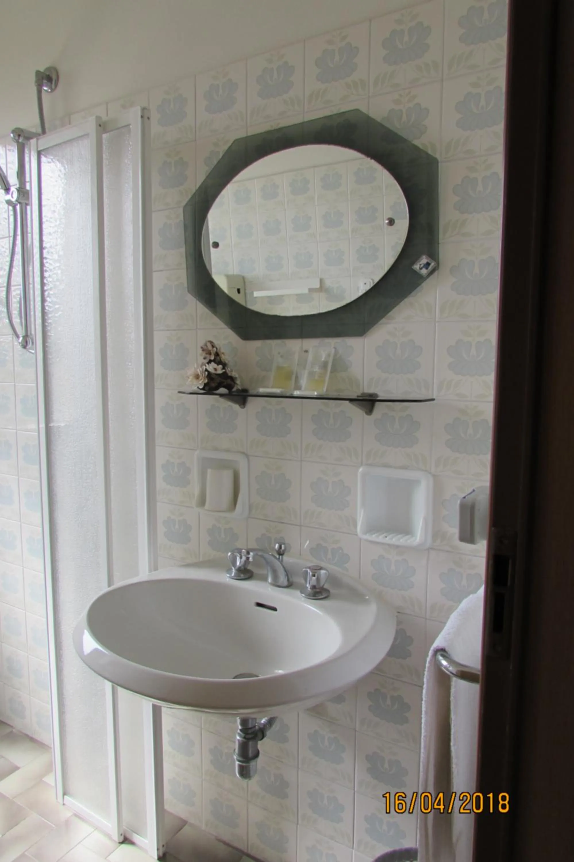 Shower in Hotel Toschi