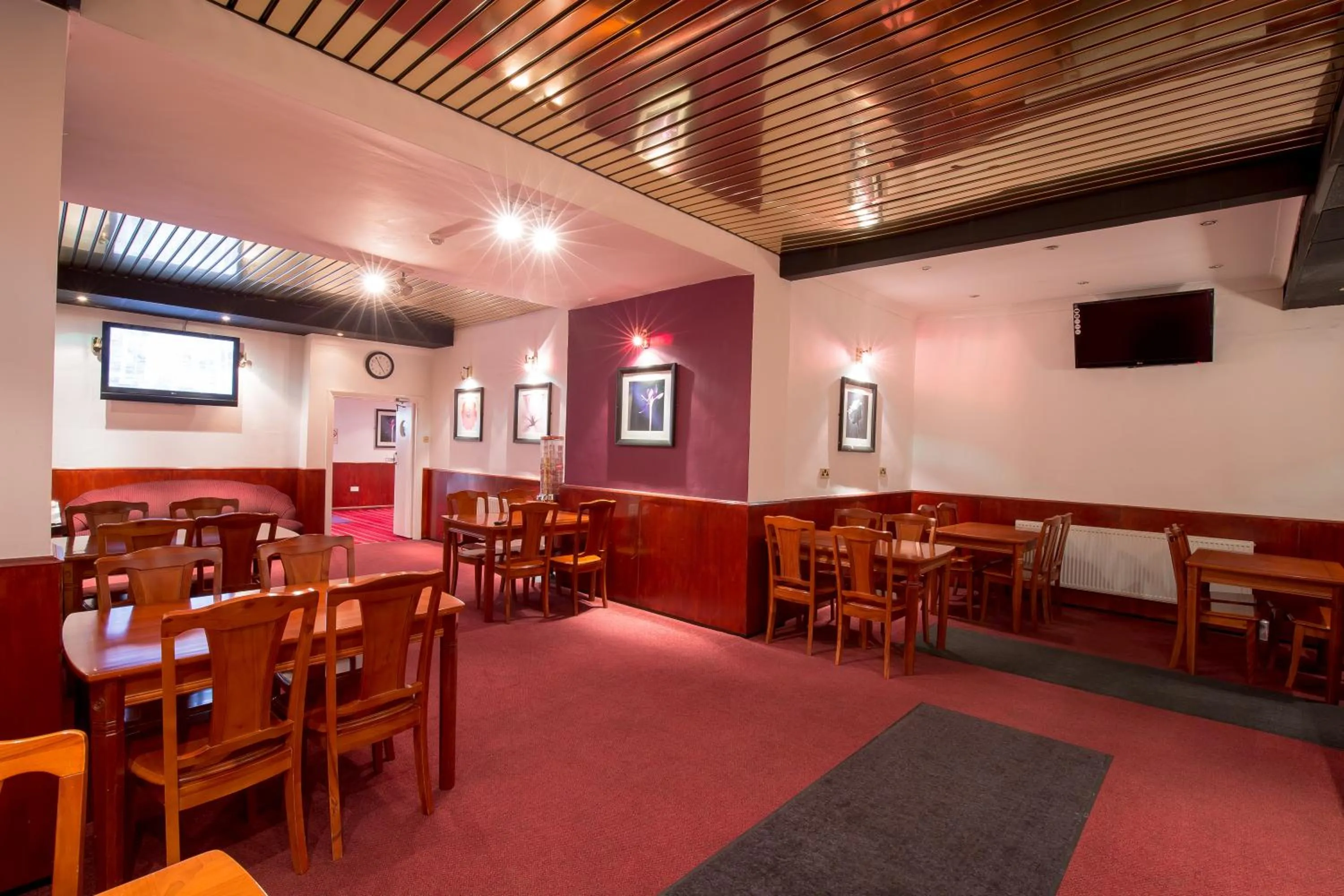 Restaurant/Places to Eat in Cranford Hotel