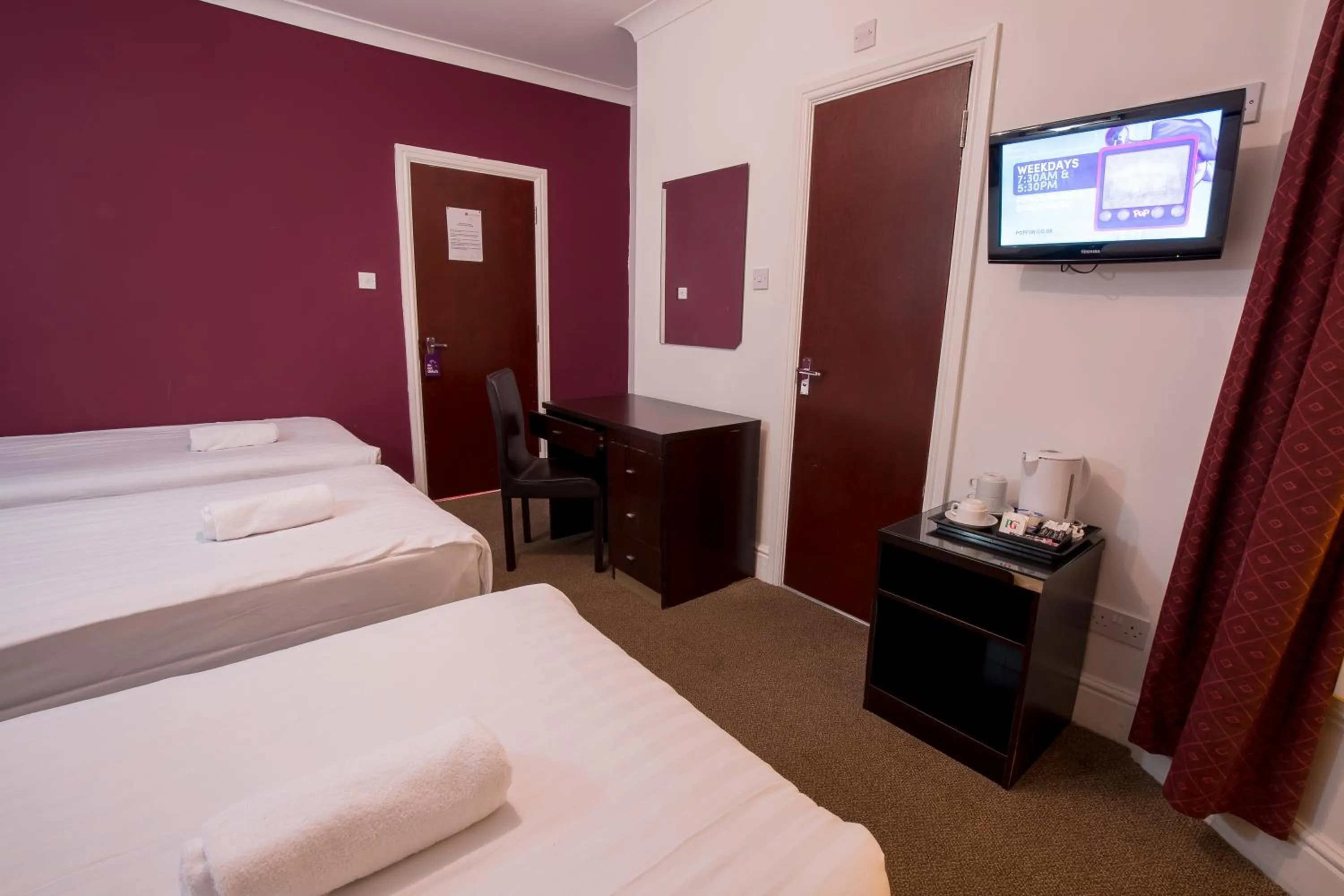 Coffee/tea facilities, TV/Entertainment Center in Cranford Hotel