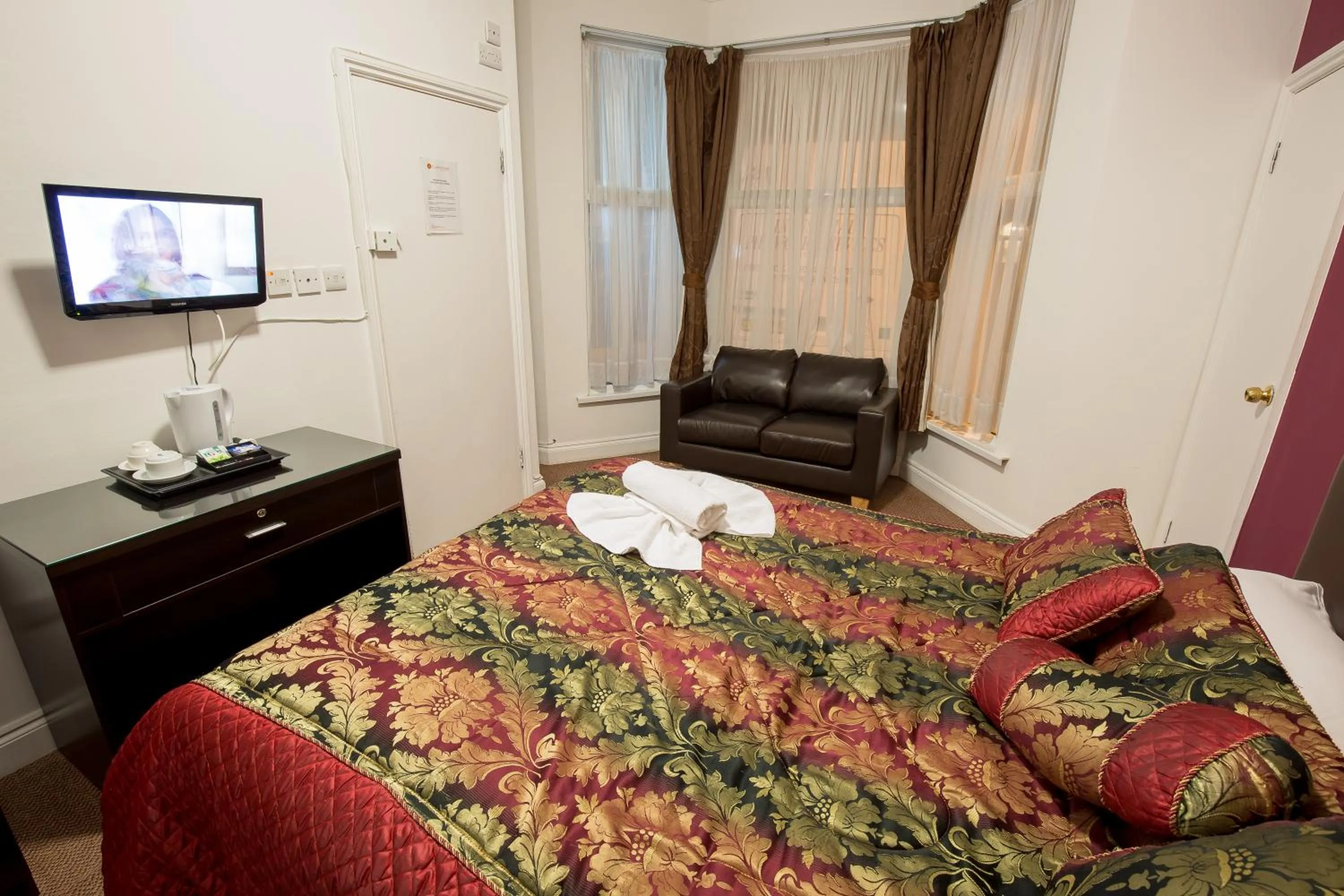 Coffee/tea facilities, TV/Entertainment Center in Cranford Hotel