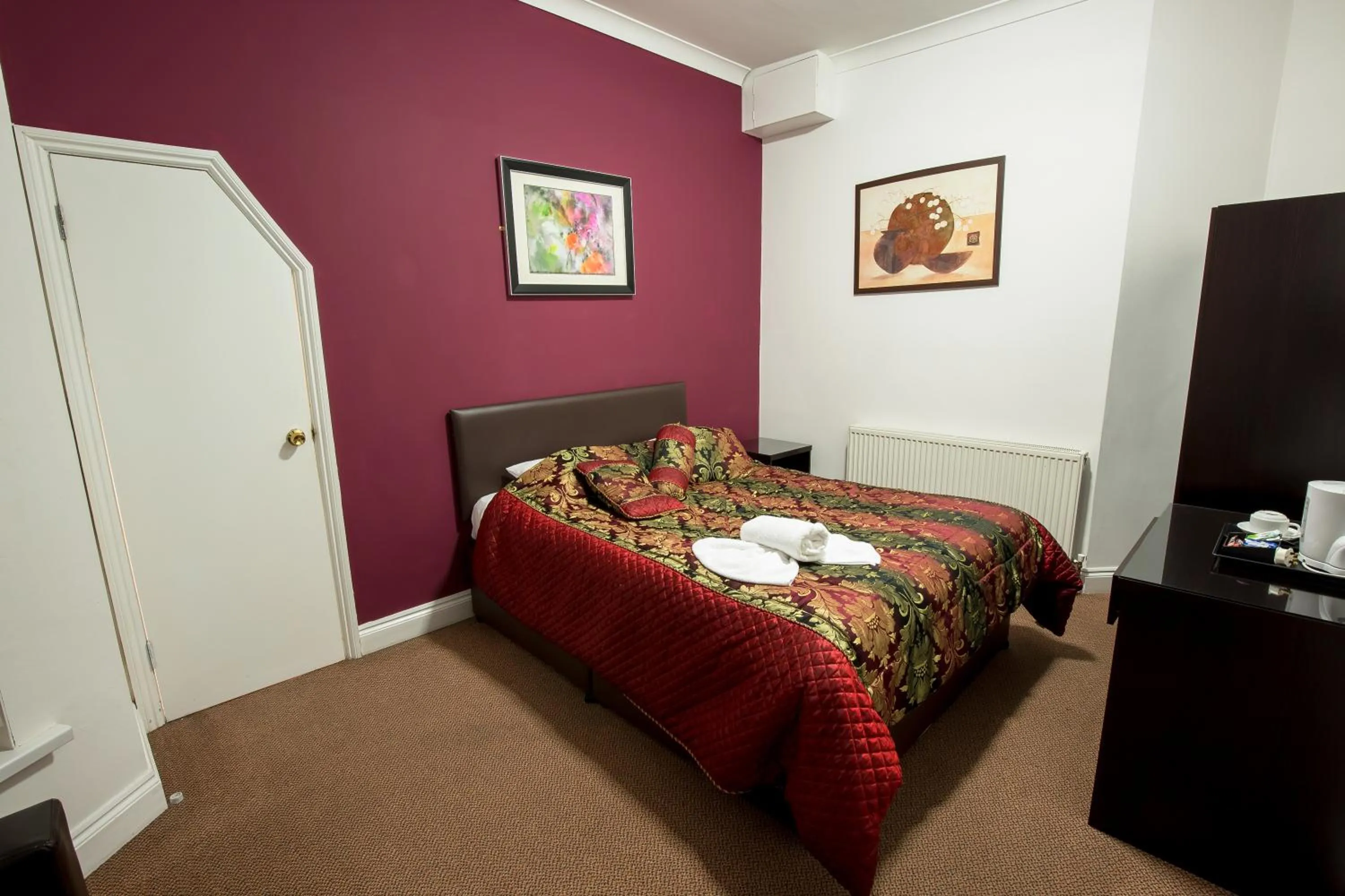 Bed in Cranford Hotel