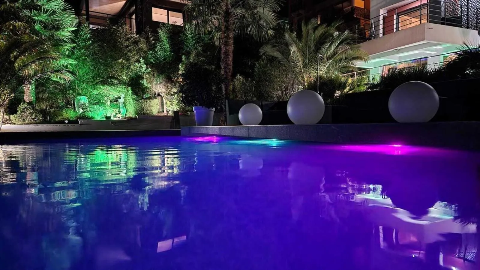 Pool view in Les Suites du Lac