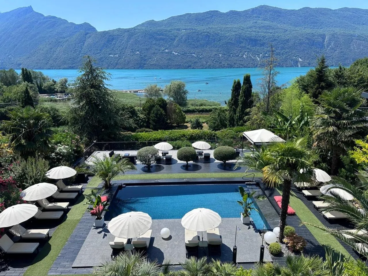 Garden view in Les Suites du Lac