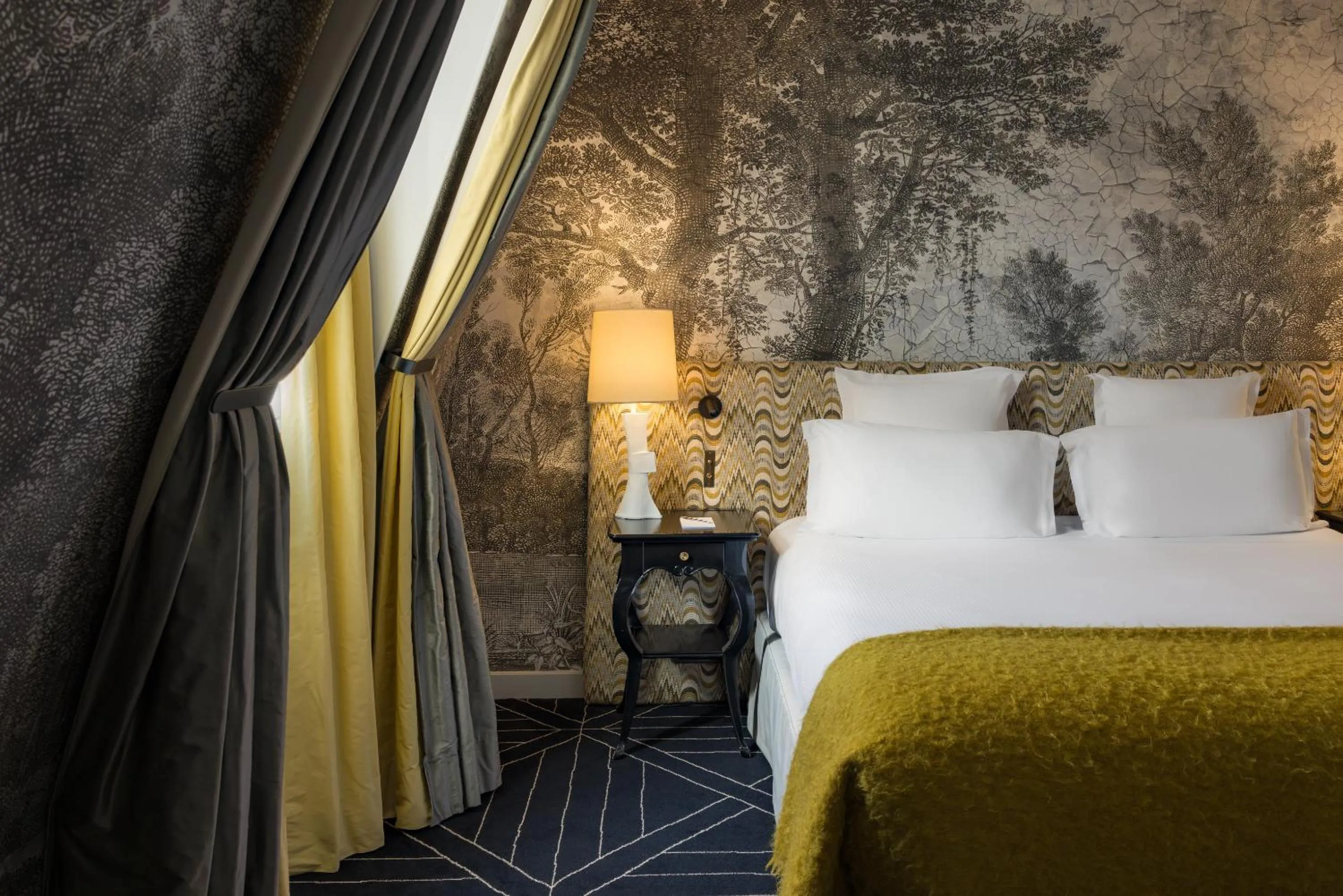 Bedroom, Bed in Le Pavillon de la Reine & Spa, Place des Vosges