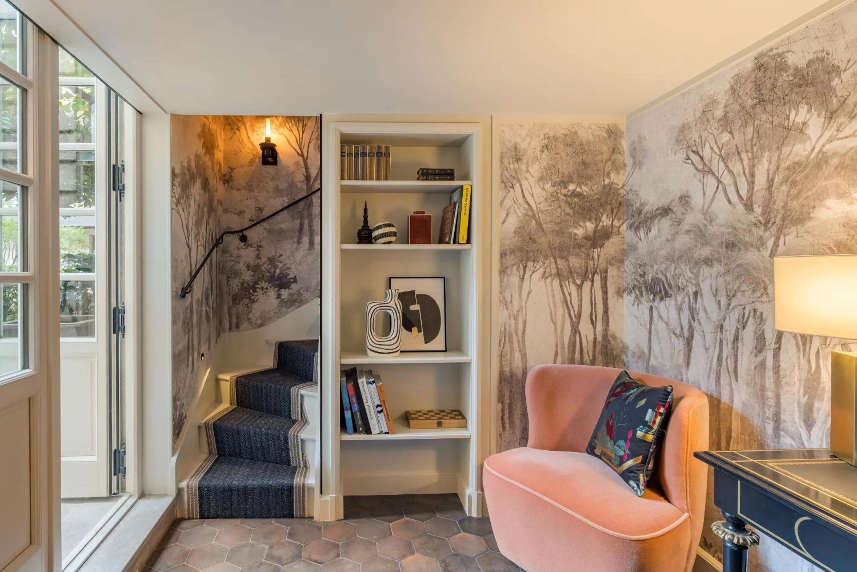 Bedroom in Le Pavillon de la Reine & Spa, Place des Vosges