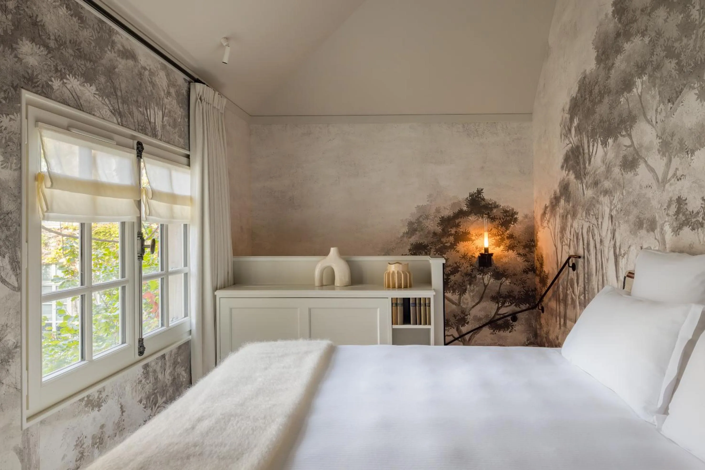 Bedroom, Bed in Le Pavillon de la Reine & Spa, Place des Vosges
