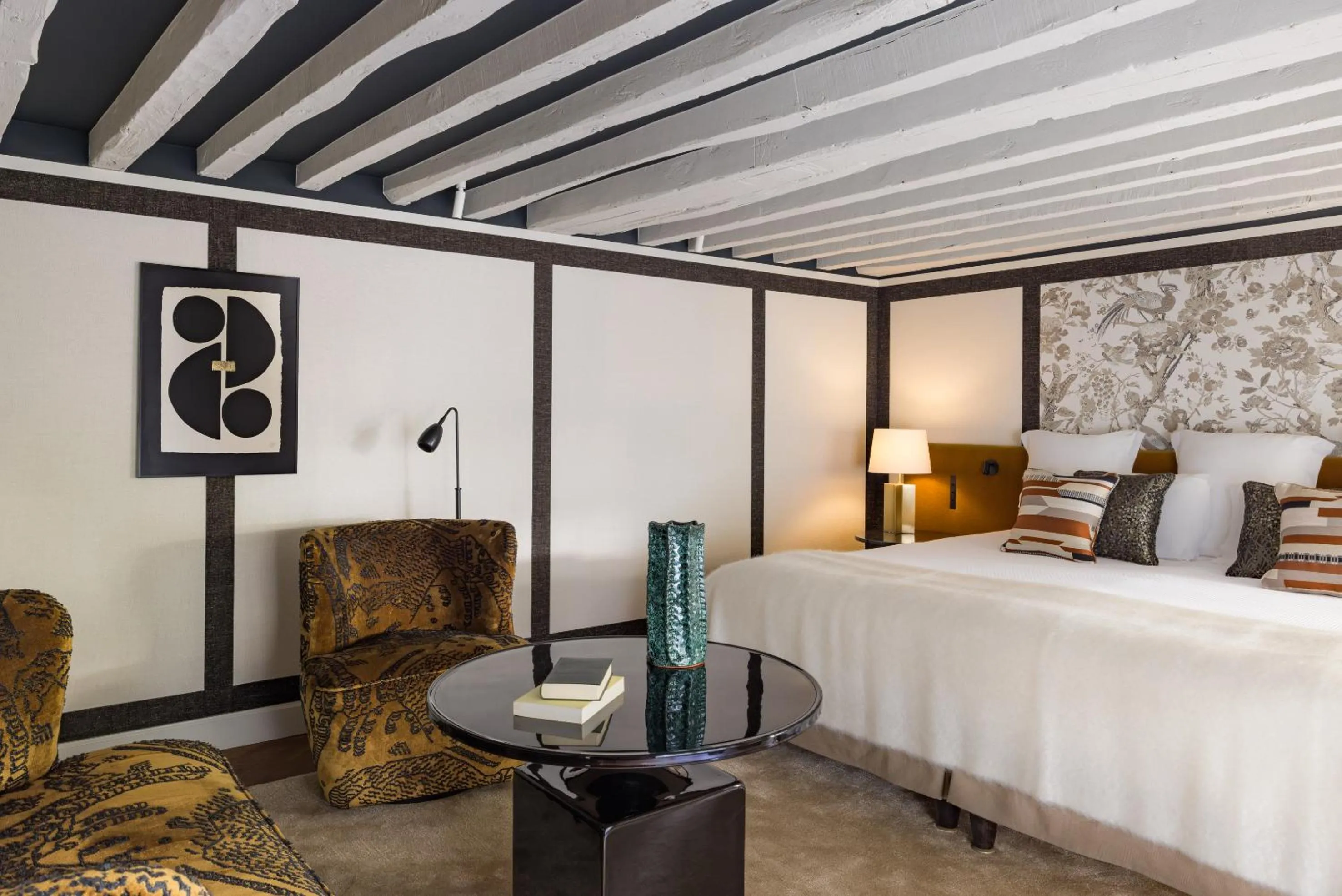 Bedroom, Bed in Le Pavillon de la Reine & Spa, Place des Vosges