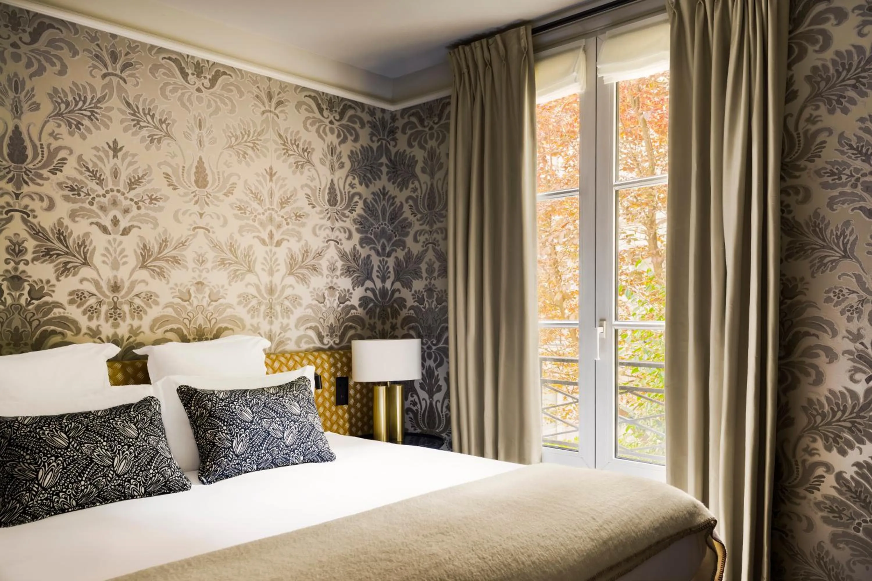 Bedroom, Bed in Le Pavillon de la Reine & Spa, Place des Vosges