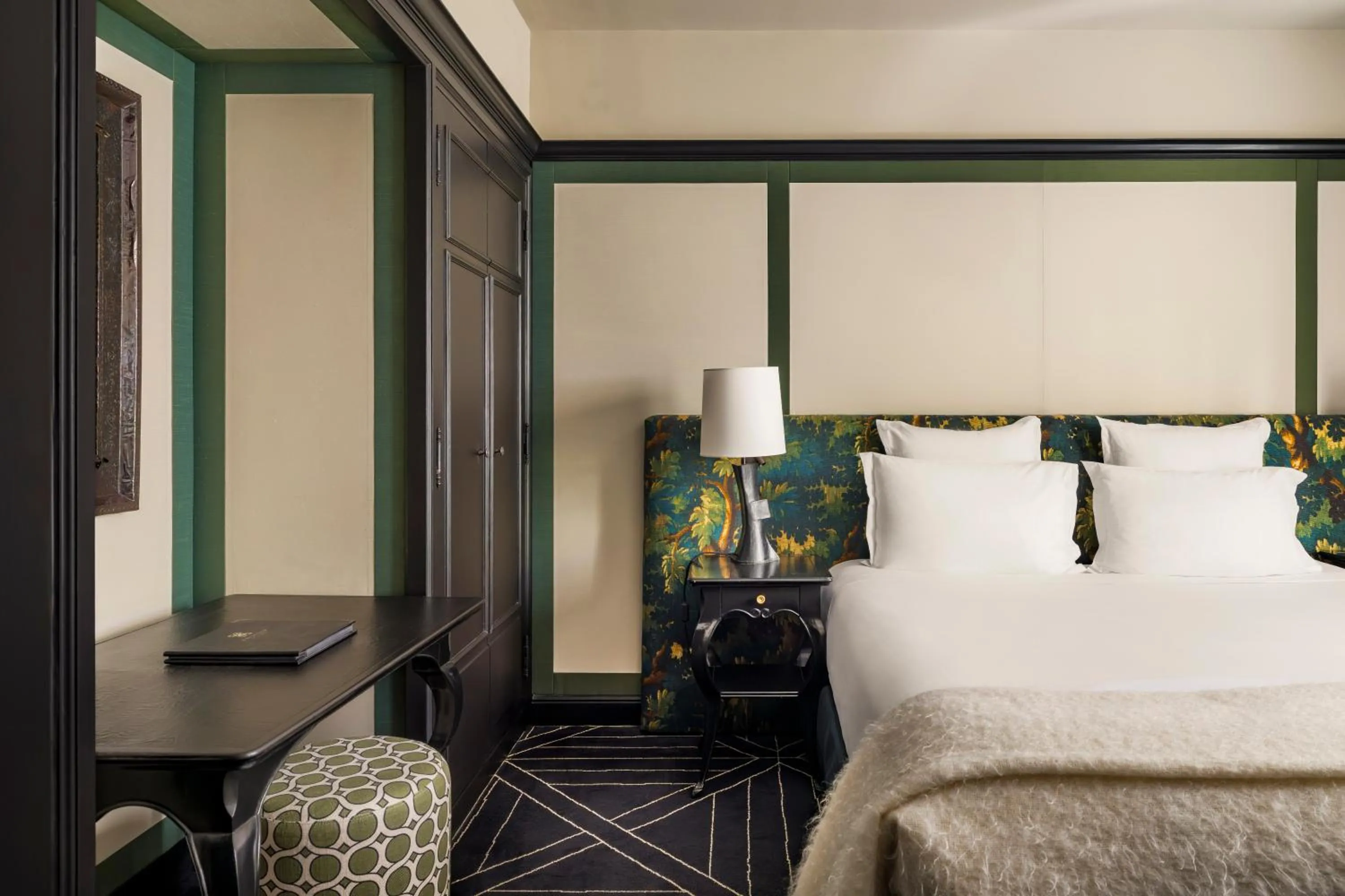 Bedroom, Bed in Le Pavillon de la Reine & Spa, Place des Vosges