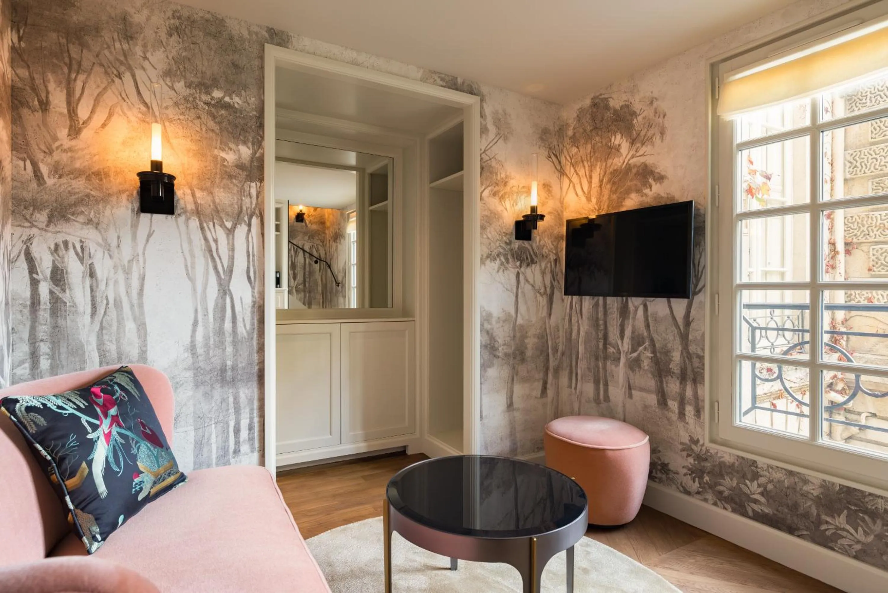 Bedroom in Le Pavillon de la Reine & Spa, Place des Vosges