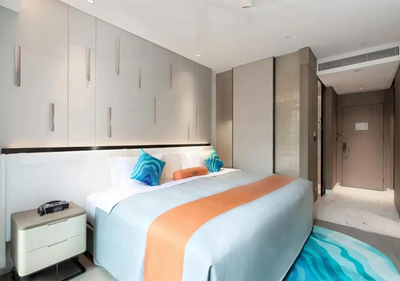 Photo of the whole room, Bed in 三亚鹿回头蔚景温德姆酒店