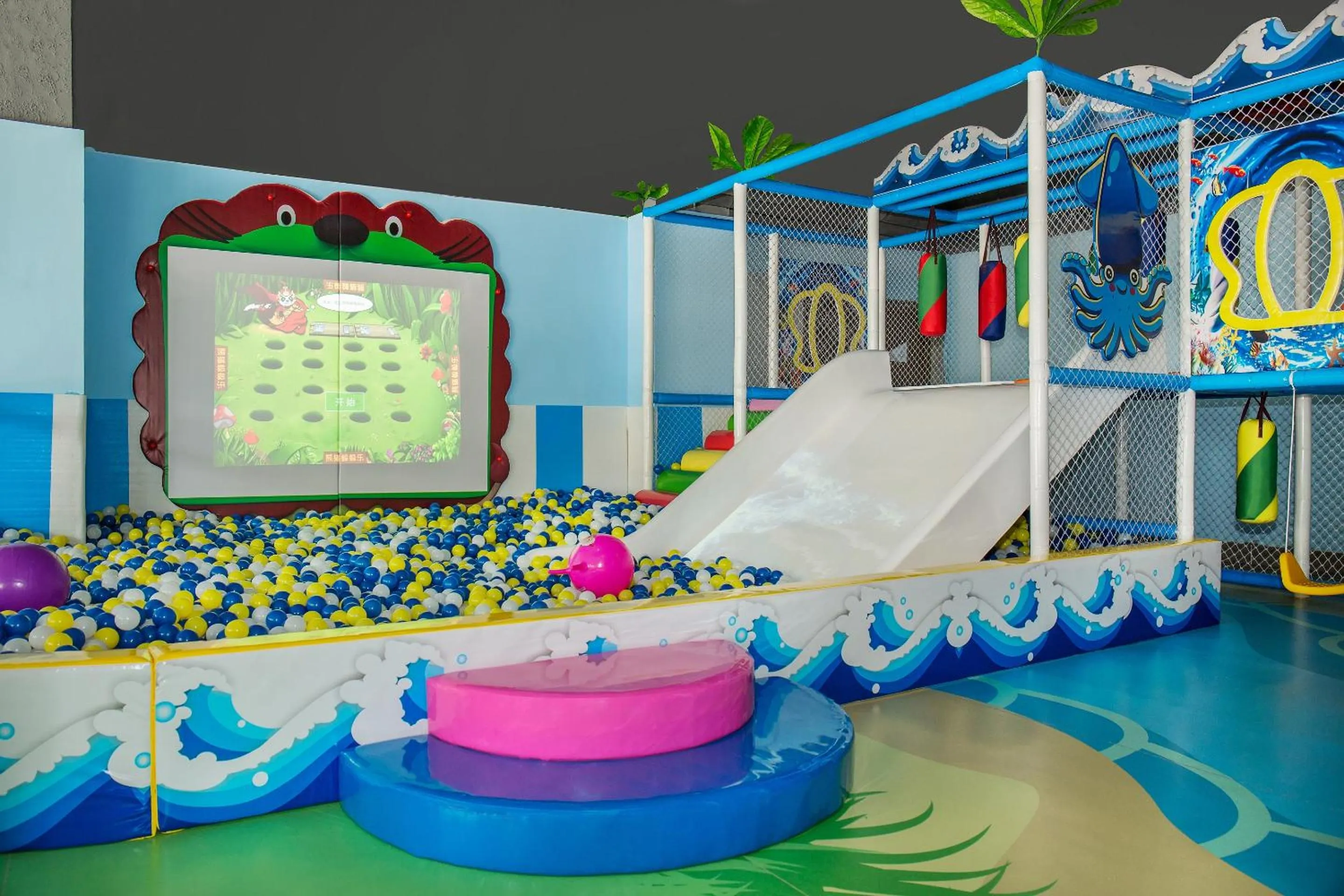 Children play ground in 三亚鹿回头蔚景温德姆酒店