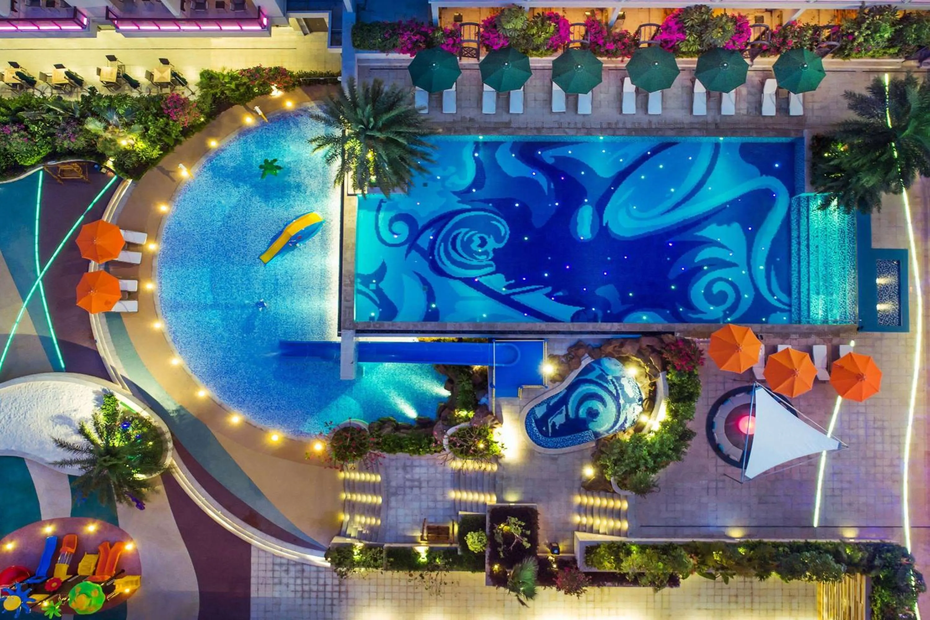 Pool view in 三亚鹿回头蔚景温德姆酒店