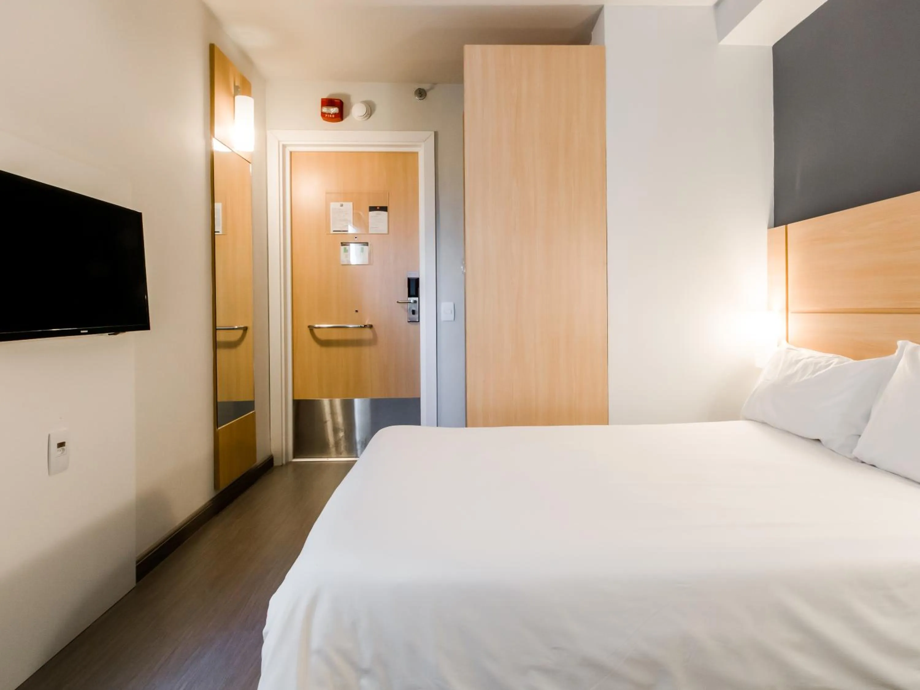 Photo of the whole room, Bed in ibis Marilia