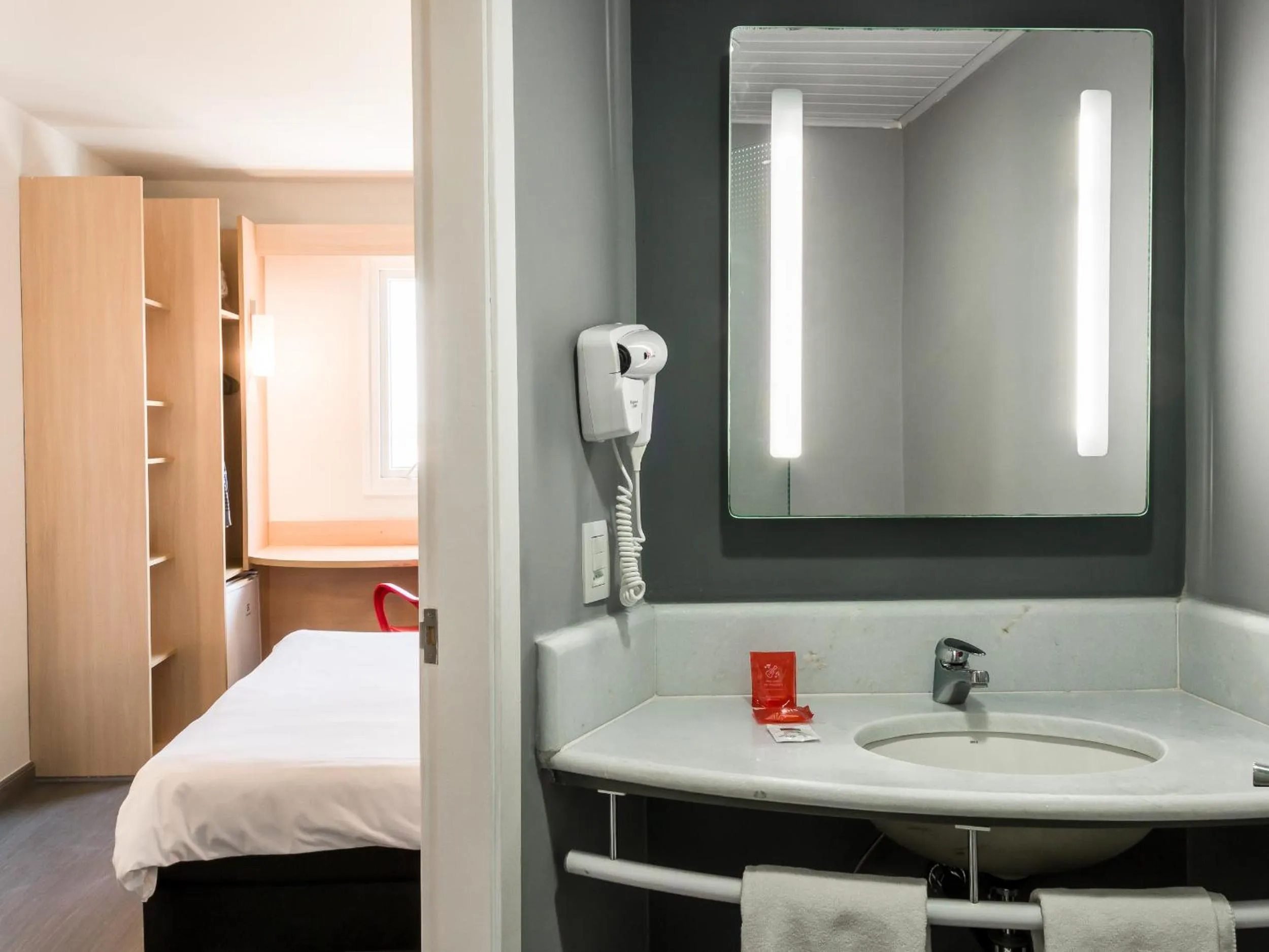 Bathroom, Bed in ibis Marilia