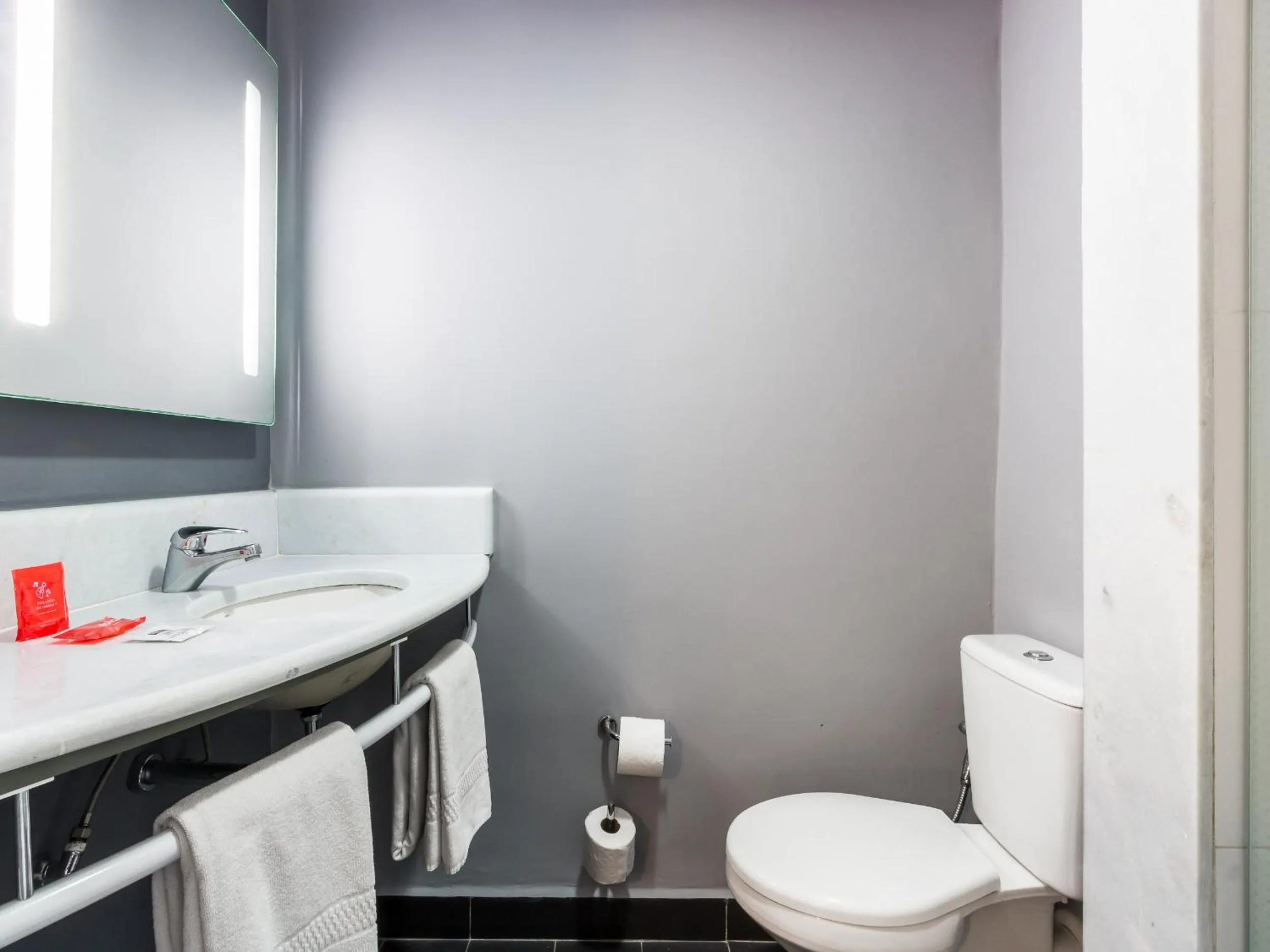 Bathroom in ibis Marilia