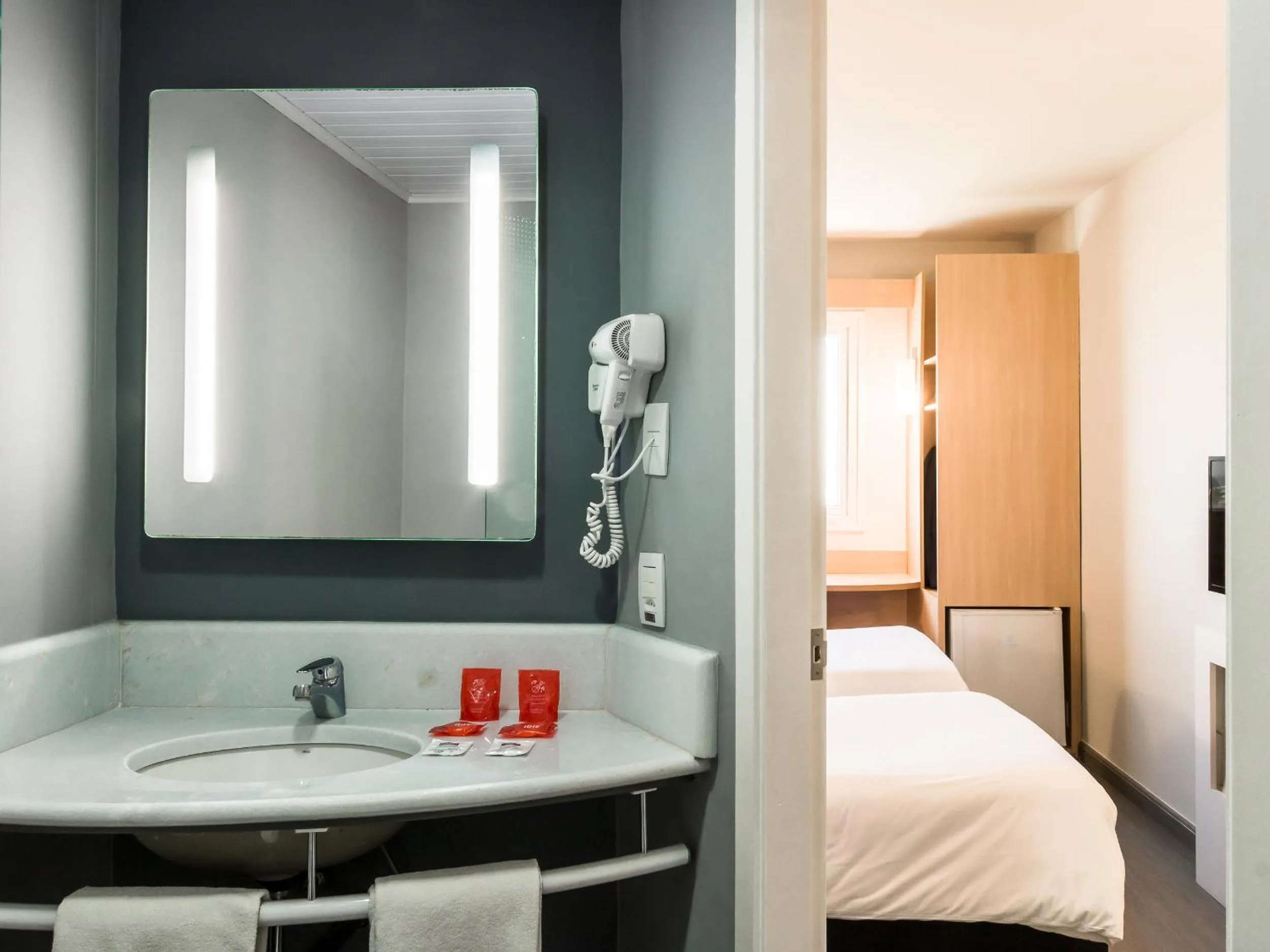 Bathroom, Bed in ibis Marilia