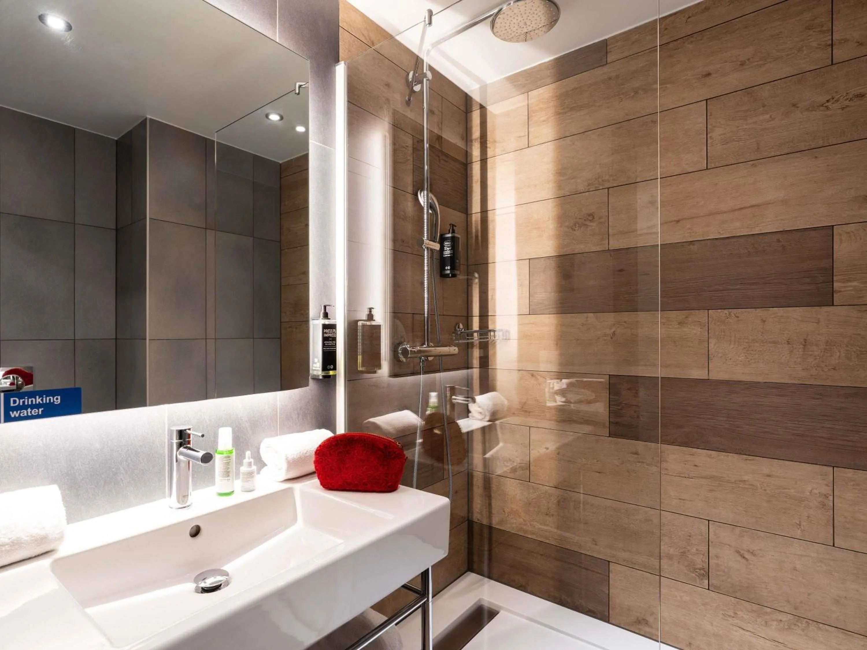 Bedroom in ibis Styles Geneve Palexpo Aeroport