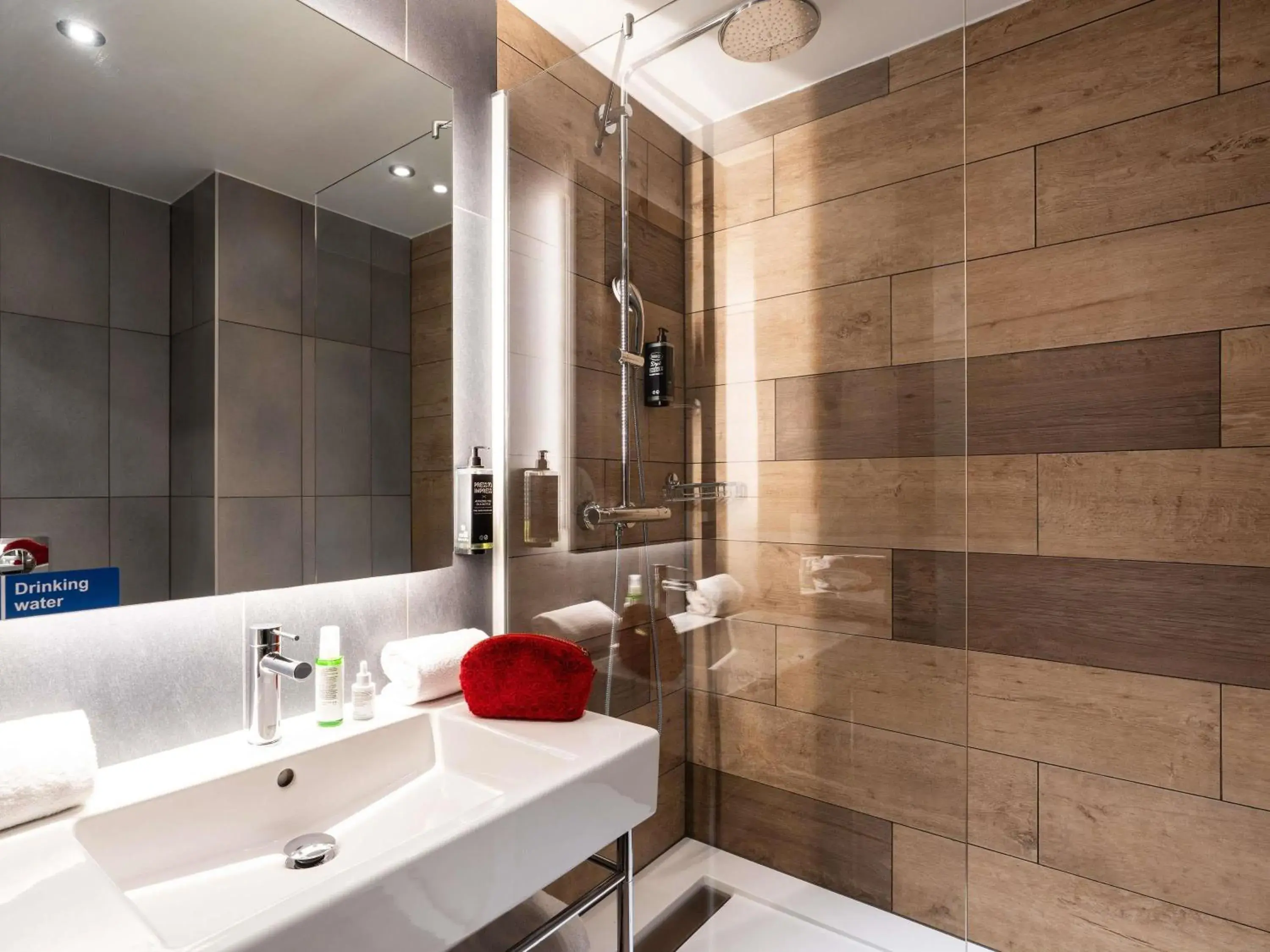 Bedroom in ibis Styles Geneve Palexpo Aeroport Bedroom in ibis Styles Geneve Palexpo Aeroport