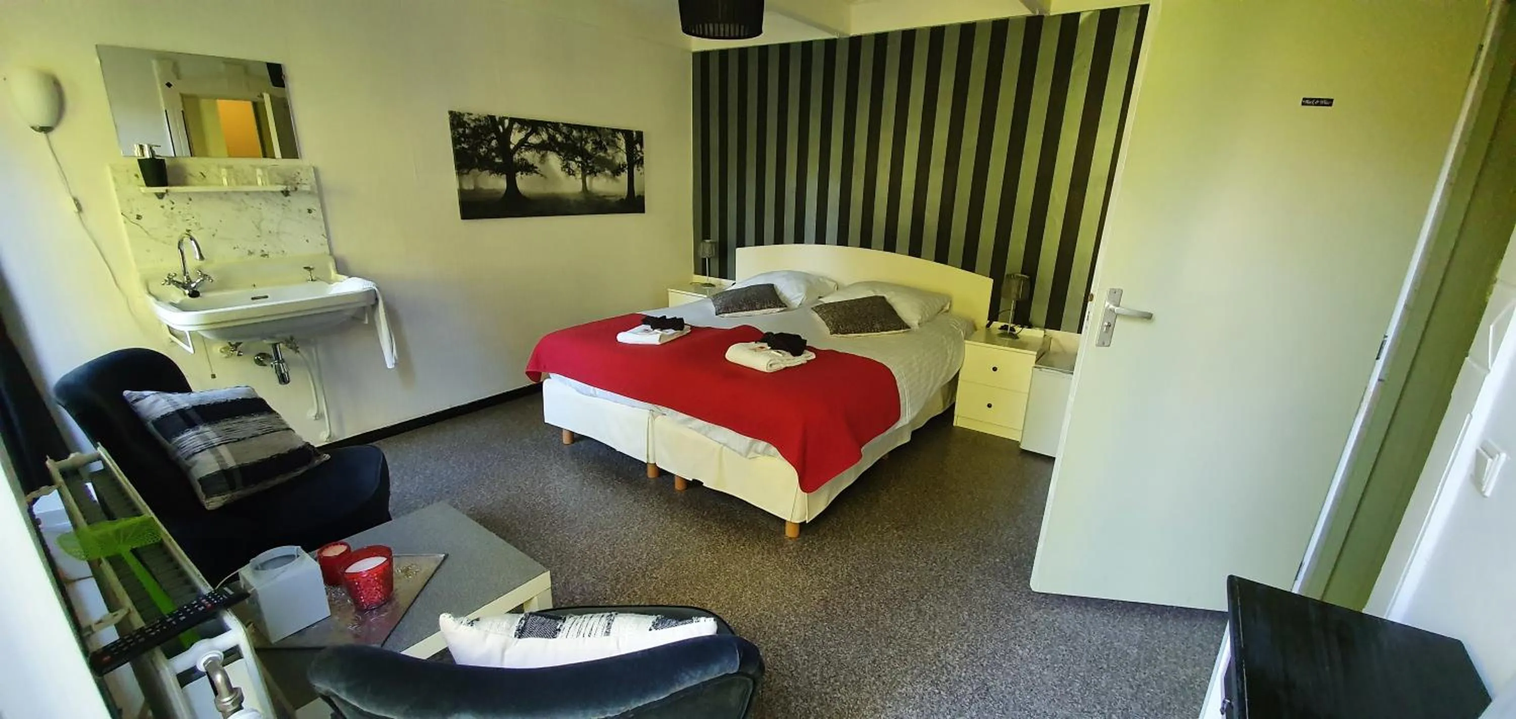 Photo of the whole room in B&B Blauwestadhoeve