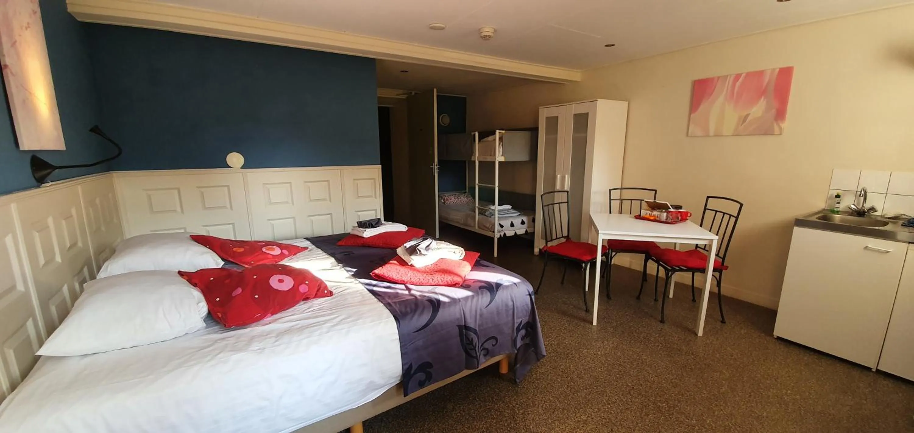 Photo of the whole room in B&B Blauwestadhoeve