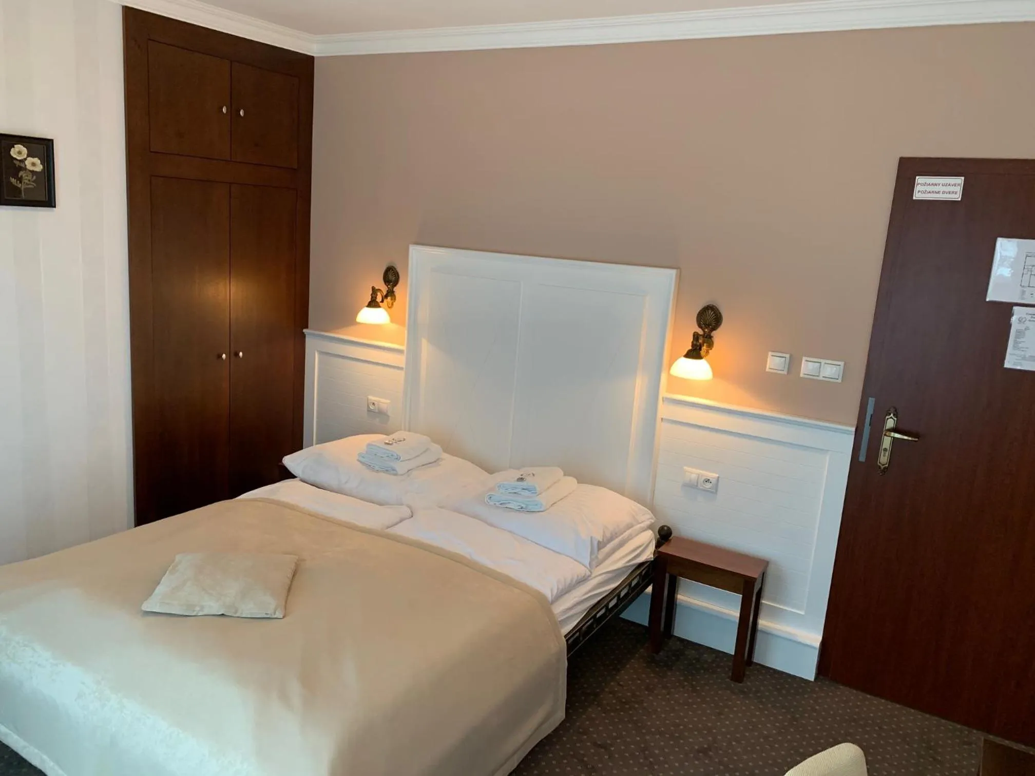 Photo of the whole room, Bed in Pension Eden