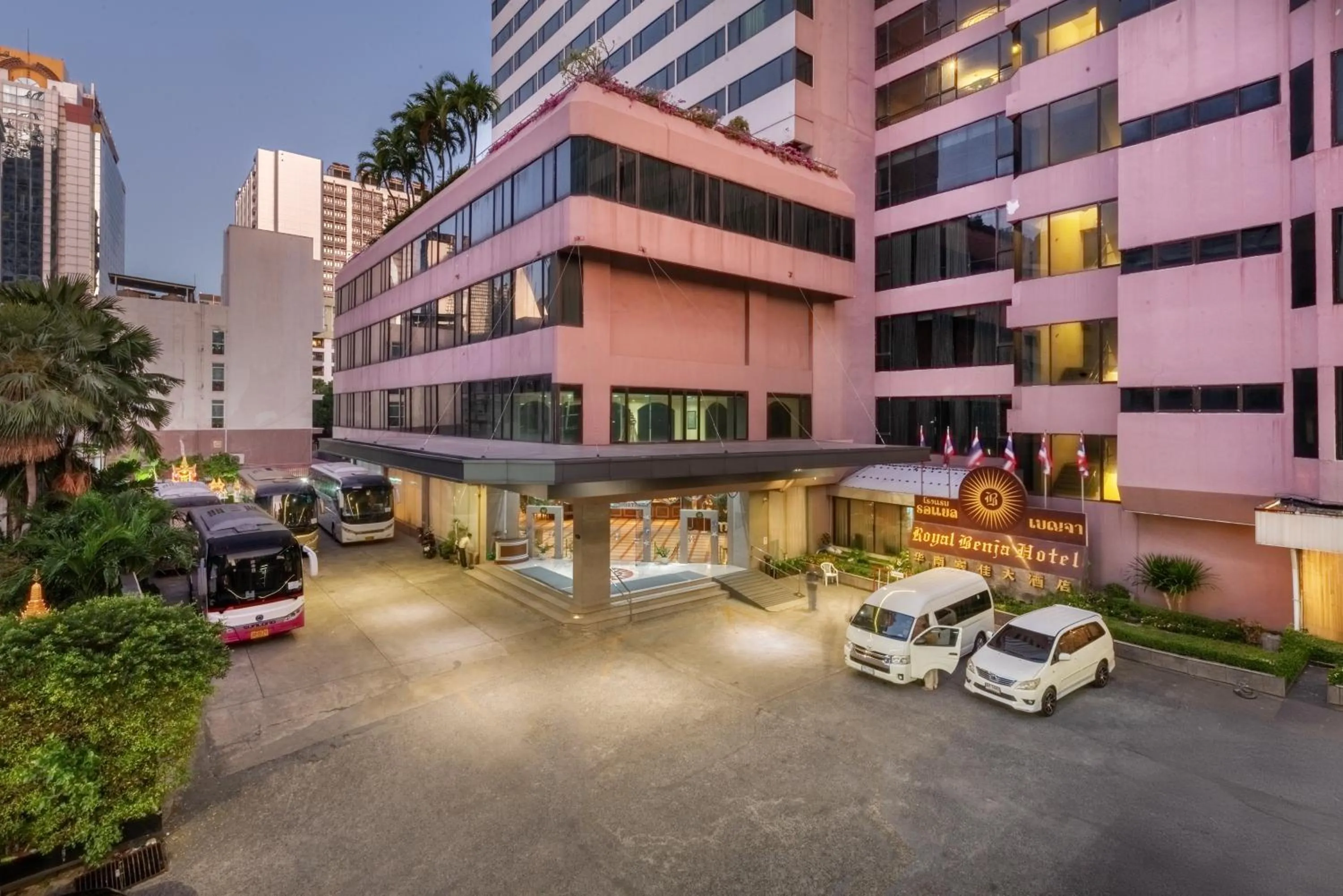 Property building in Royal Benja Hotel - Big Room Family-Friendly