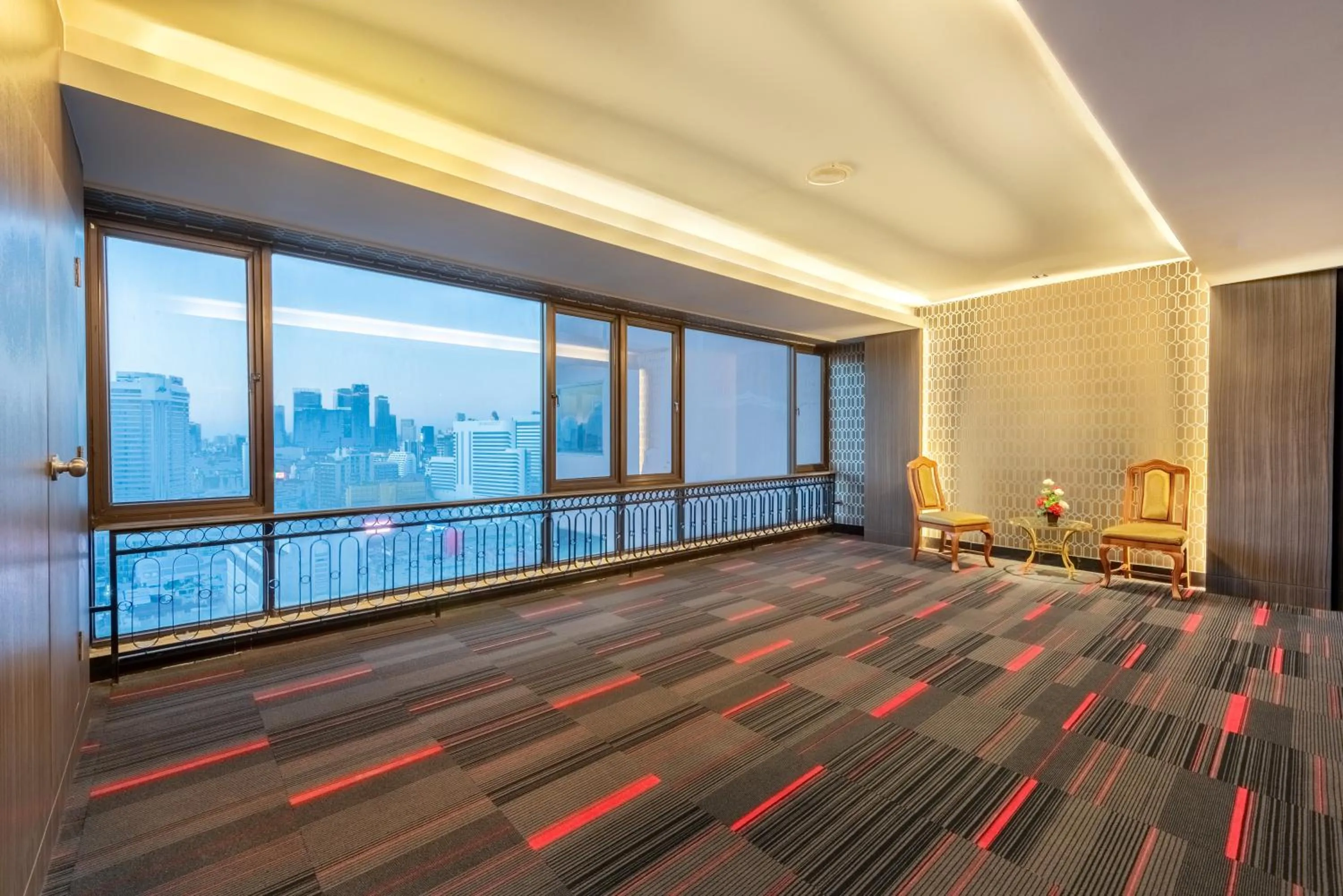 Property building in Royal Benja Hotel - Big Room Family-Friendly