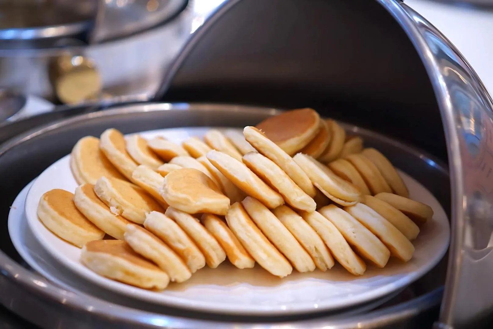 Restaurant/places to eat in Royal Benja Hotel - Big Room Family-Friendly