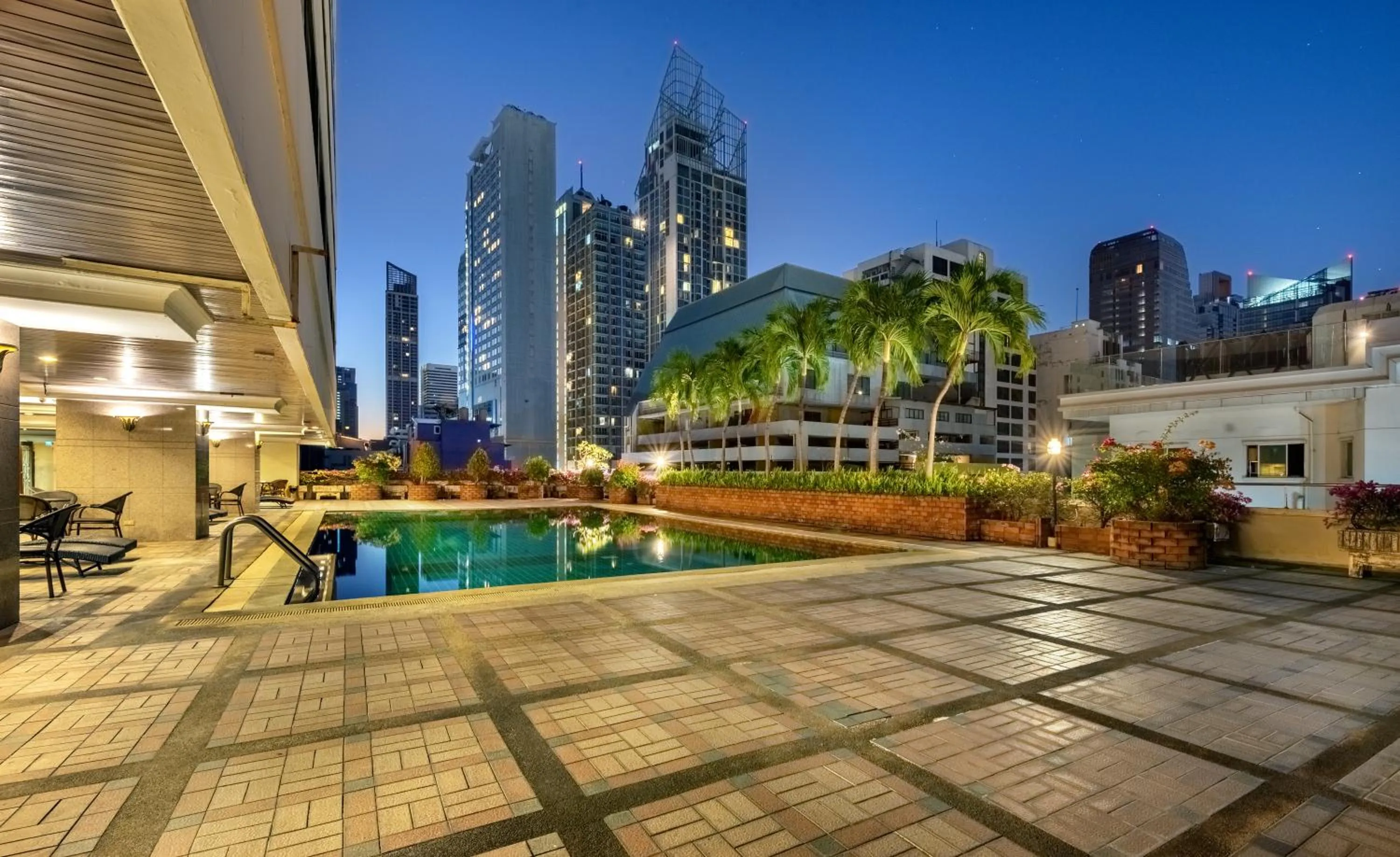 Night in Royal Benja Hotel - Big Room Family-Friendly