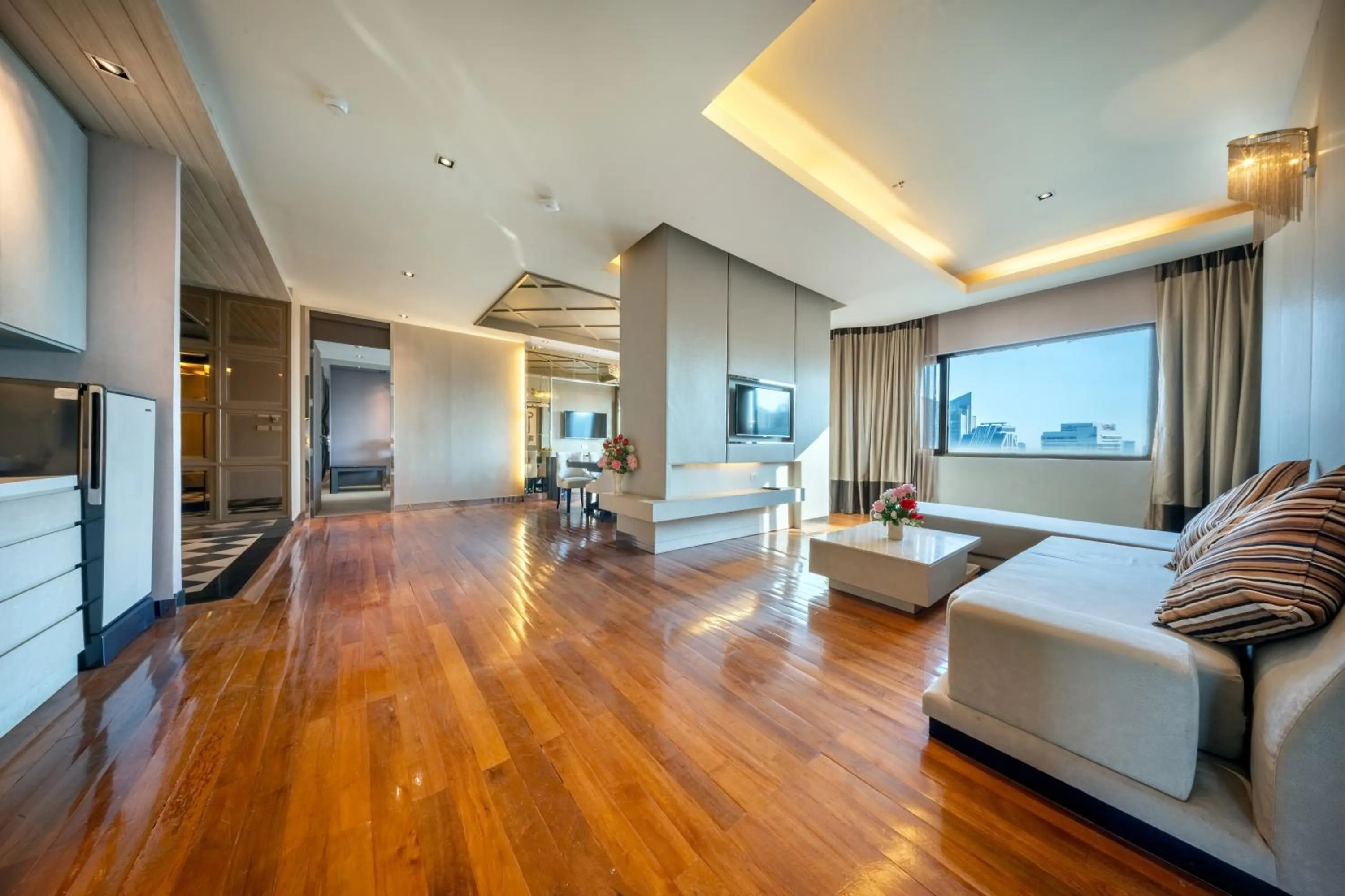 Communal lounge/ TV room in Royal Benja Hotel - Big Room Family-Friendly