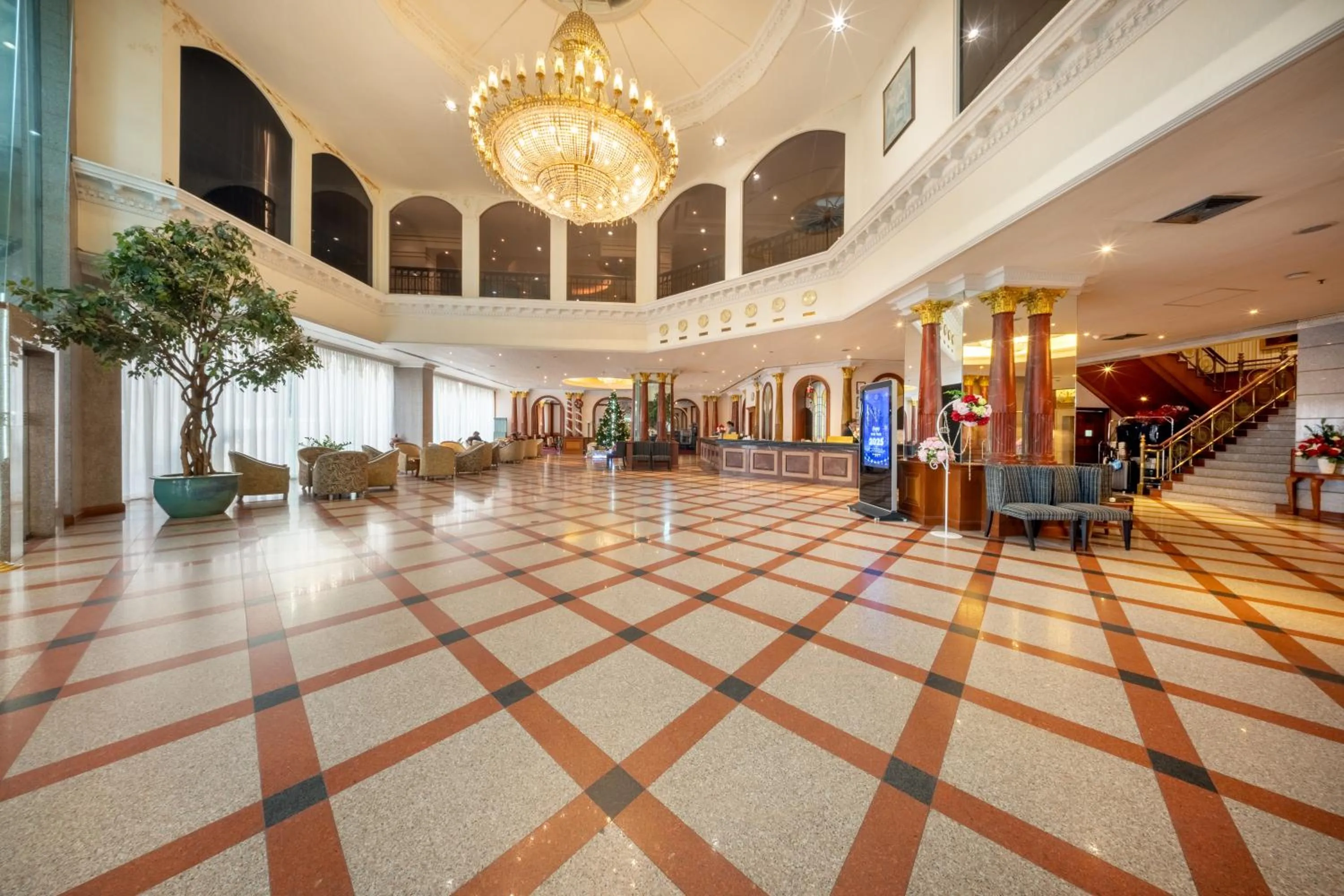 Lobby or reception in Royal Benja Hotel - Big Room Family-Friendly