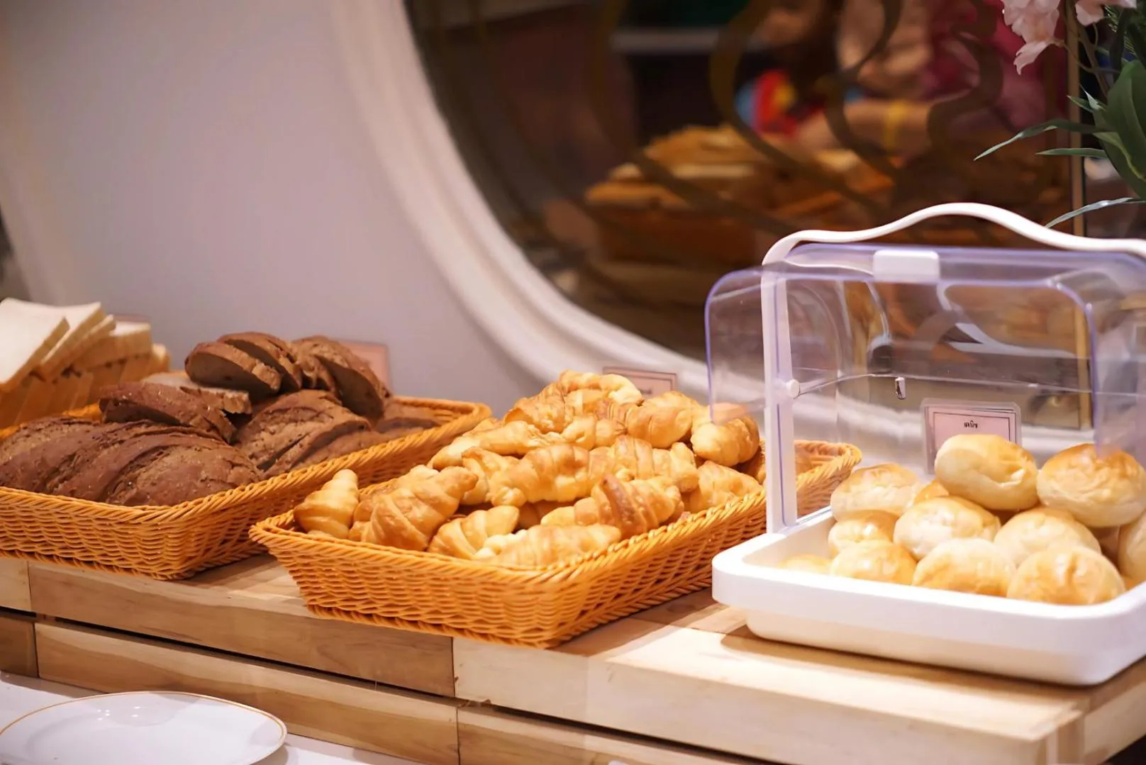 Restaurant/places to eat in Royal Benja Hotel - Big Room Family-Friendly