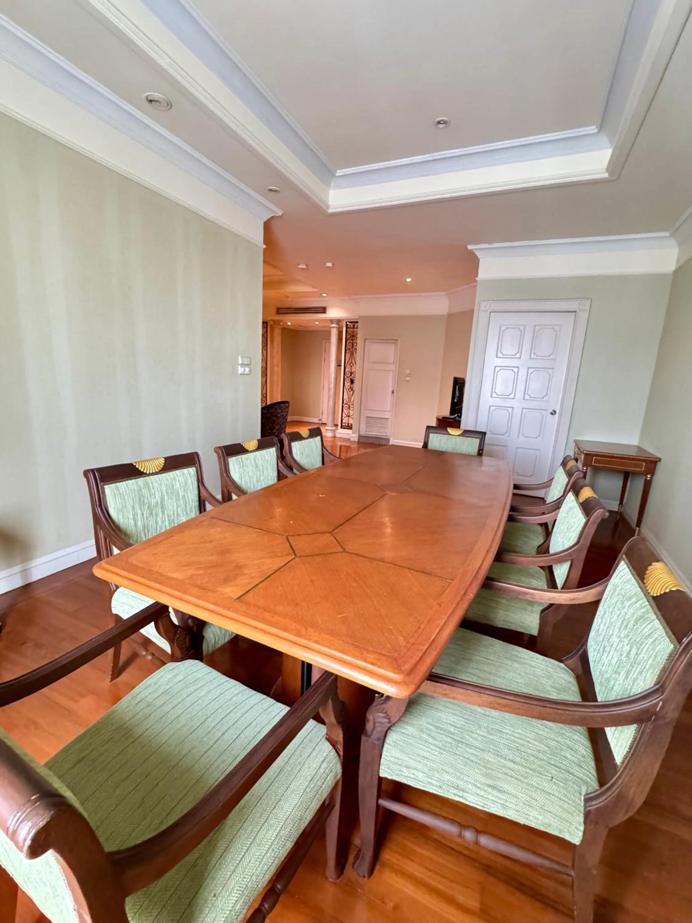 Dining area in Royal Benja Hotel - Big Room Family-Friendly