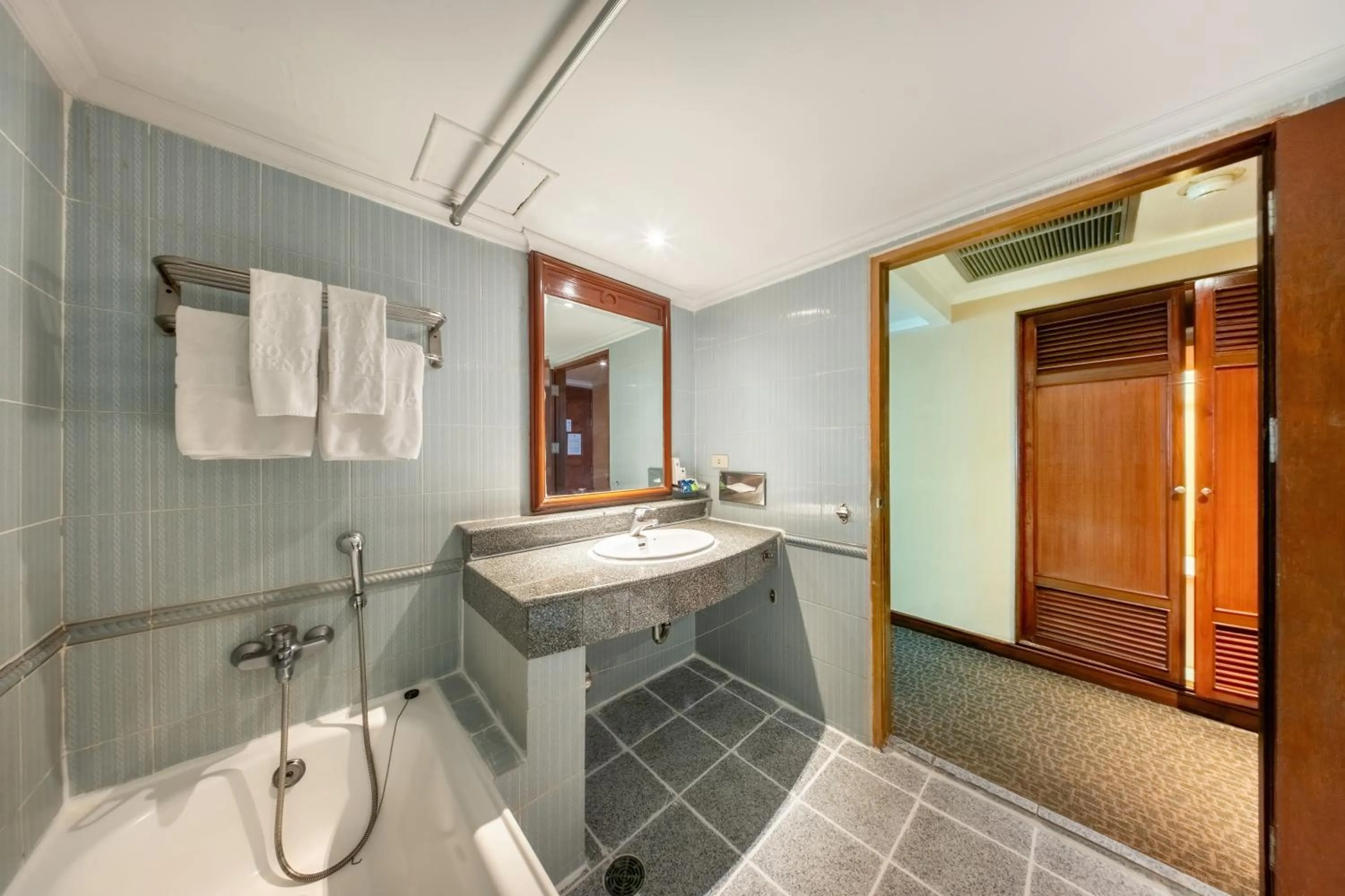 Royal Benja Hotel - Big Room Family-Friendly