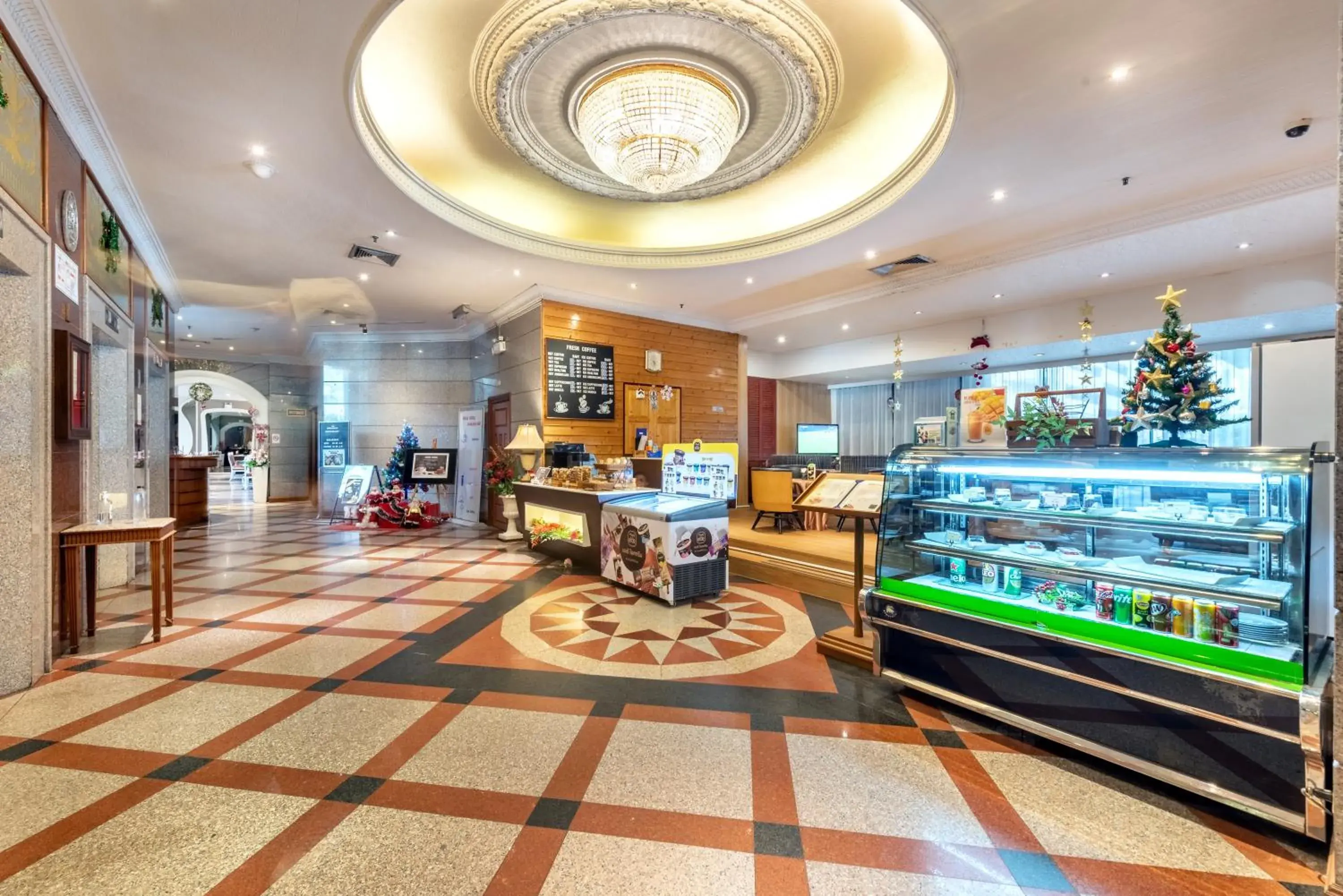 Restaurant/places to eat in Royal Benja Hotel - Big Room Family-Friendly Restaurant/places to eat in Royal Benja Hotel - Big Room Family-Friendly