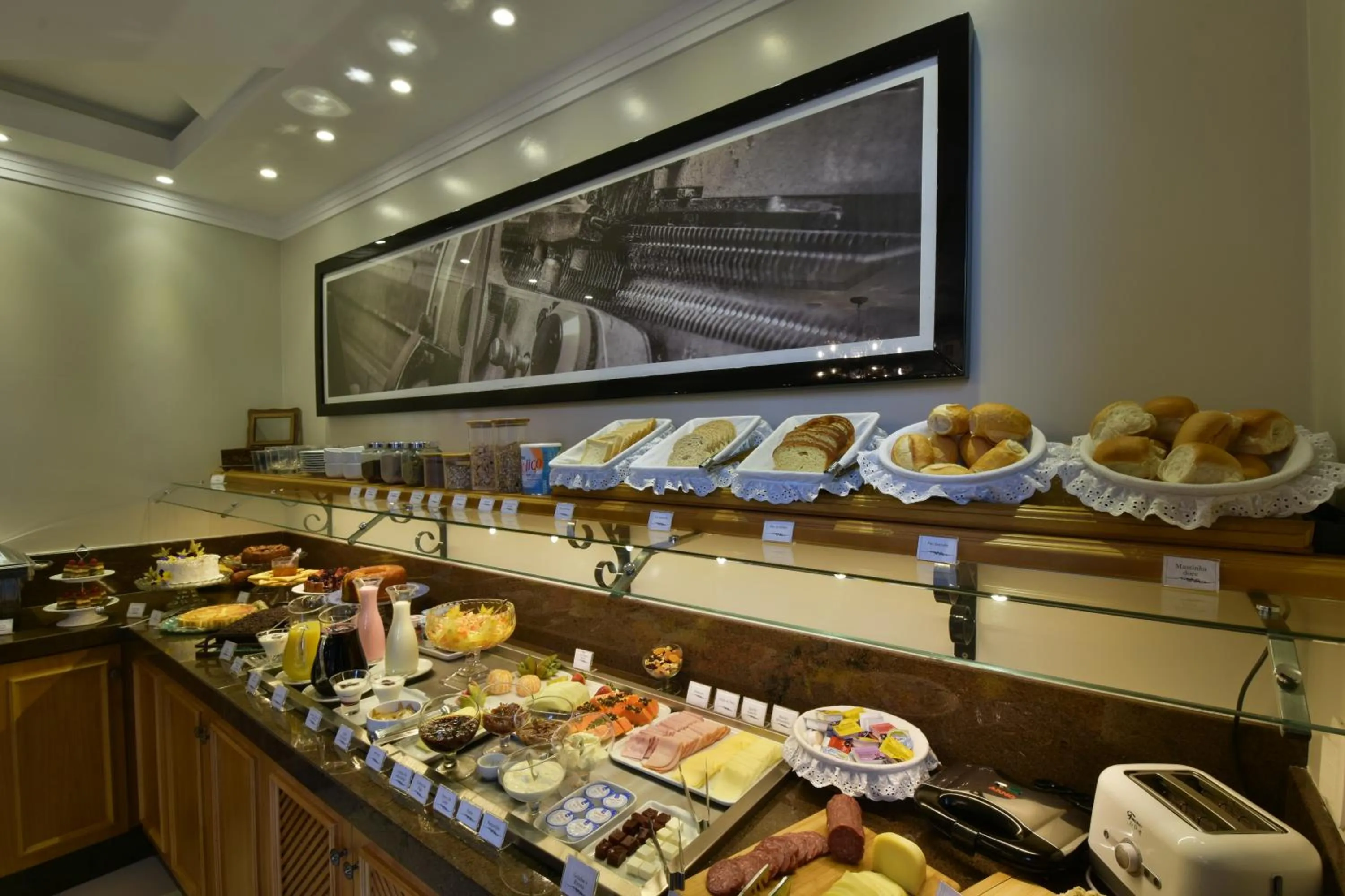 Buffet breakfast in Micheline Hotel Tricot - ao lado da Rua Coberta