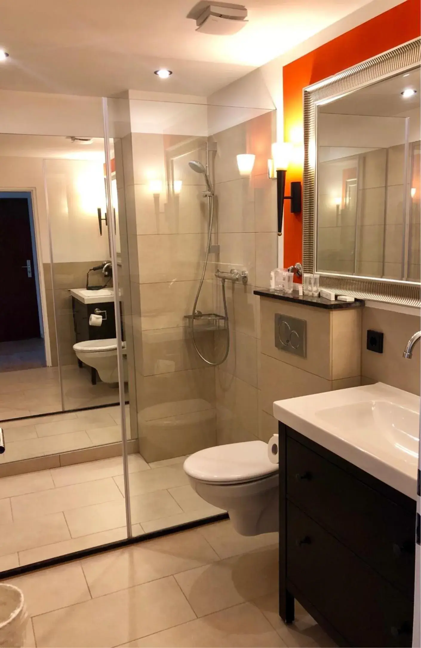 Quadruple Room with Shower in Hotel Ramor Garni Quadruple Room with Shower in Hotel Ramor Garni