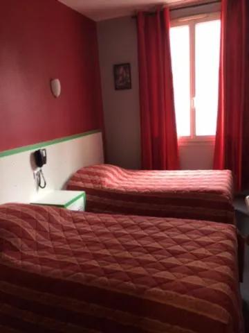 Staff, Bed in Hotel Les Arcades