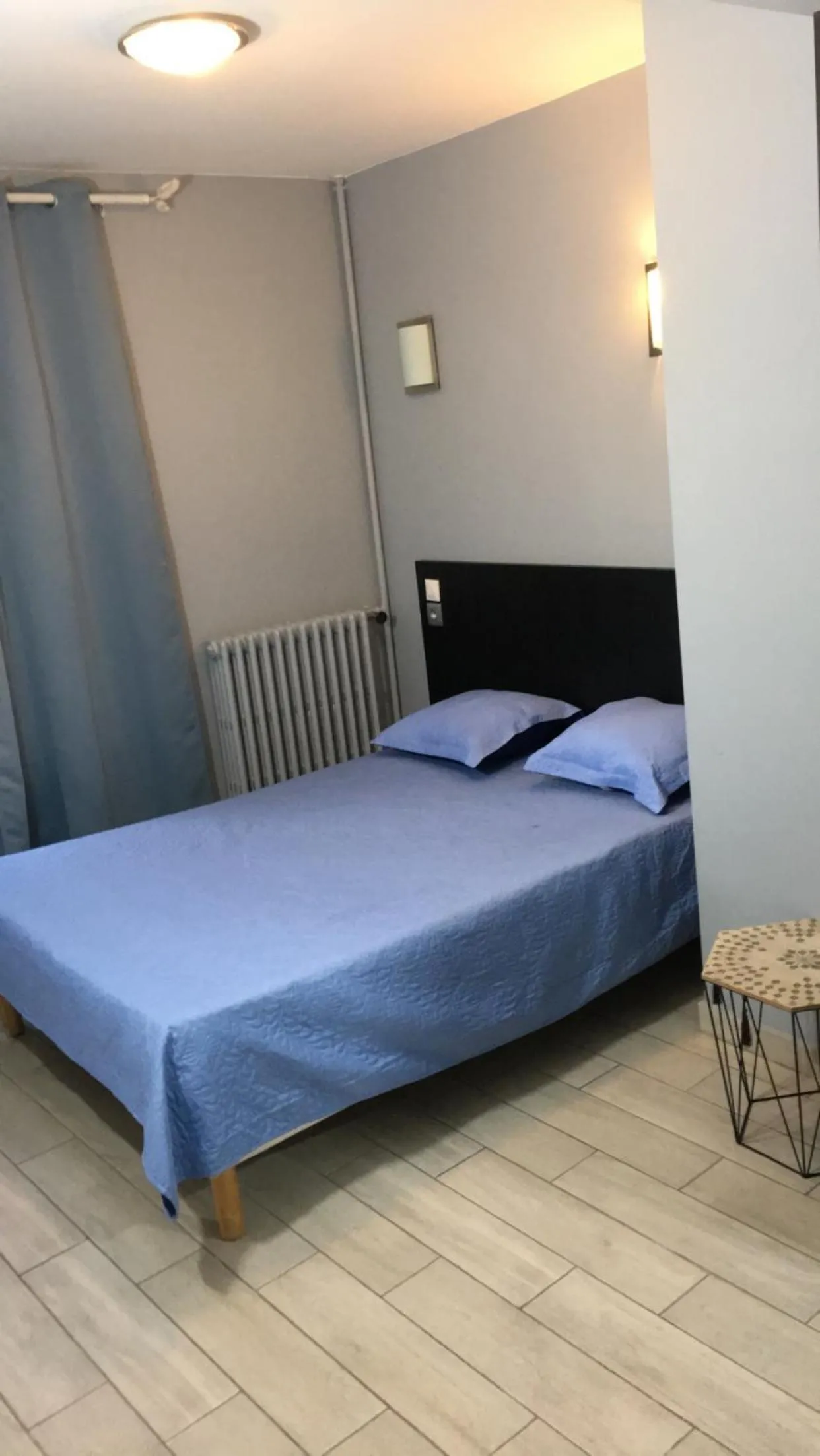 Bed in Hotel Les Arcades