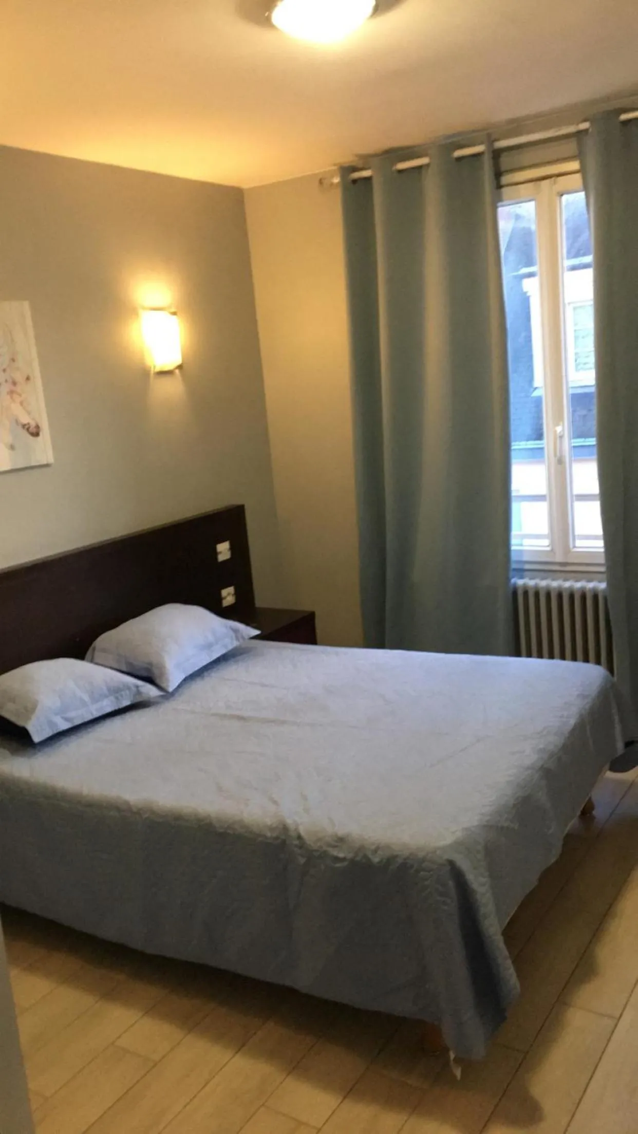 Bed in Hotel Les Arcades