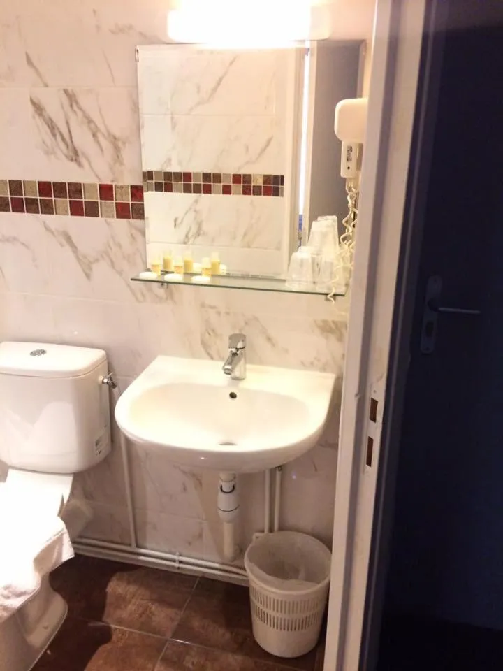 Bathroom in Hotel Les Arcades