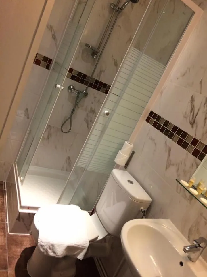 Shower in Hotel Les Arcades