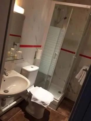 Shower in Hotel Les Arcades