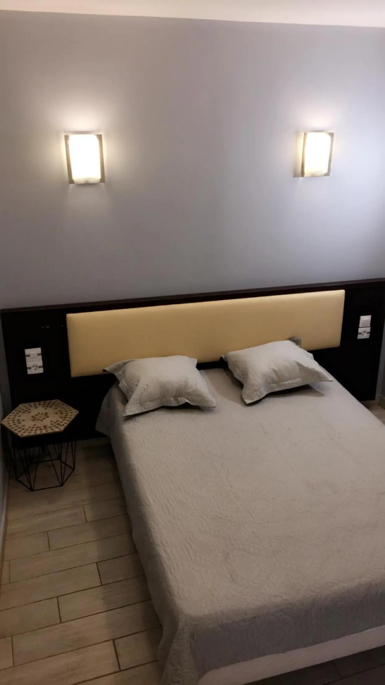Bed in Hotel Les Arcades