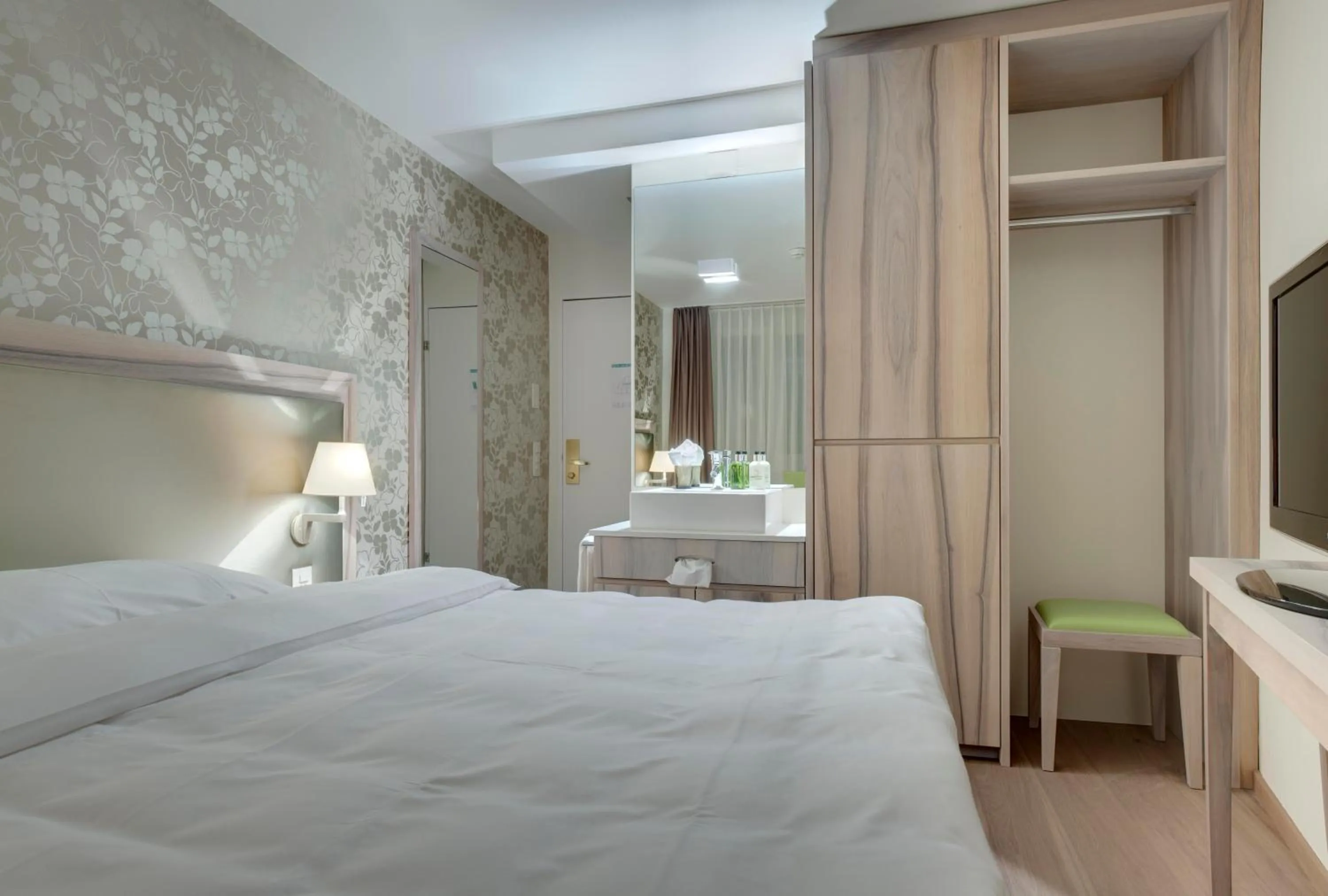 Photo of the whole room, Bed in PLATZHIRSCH ZÜRICH - Downtown Boutique Hotel & Sushi Lounge